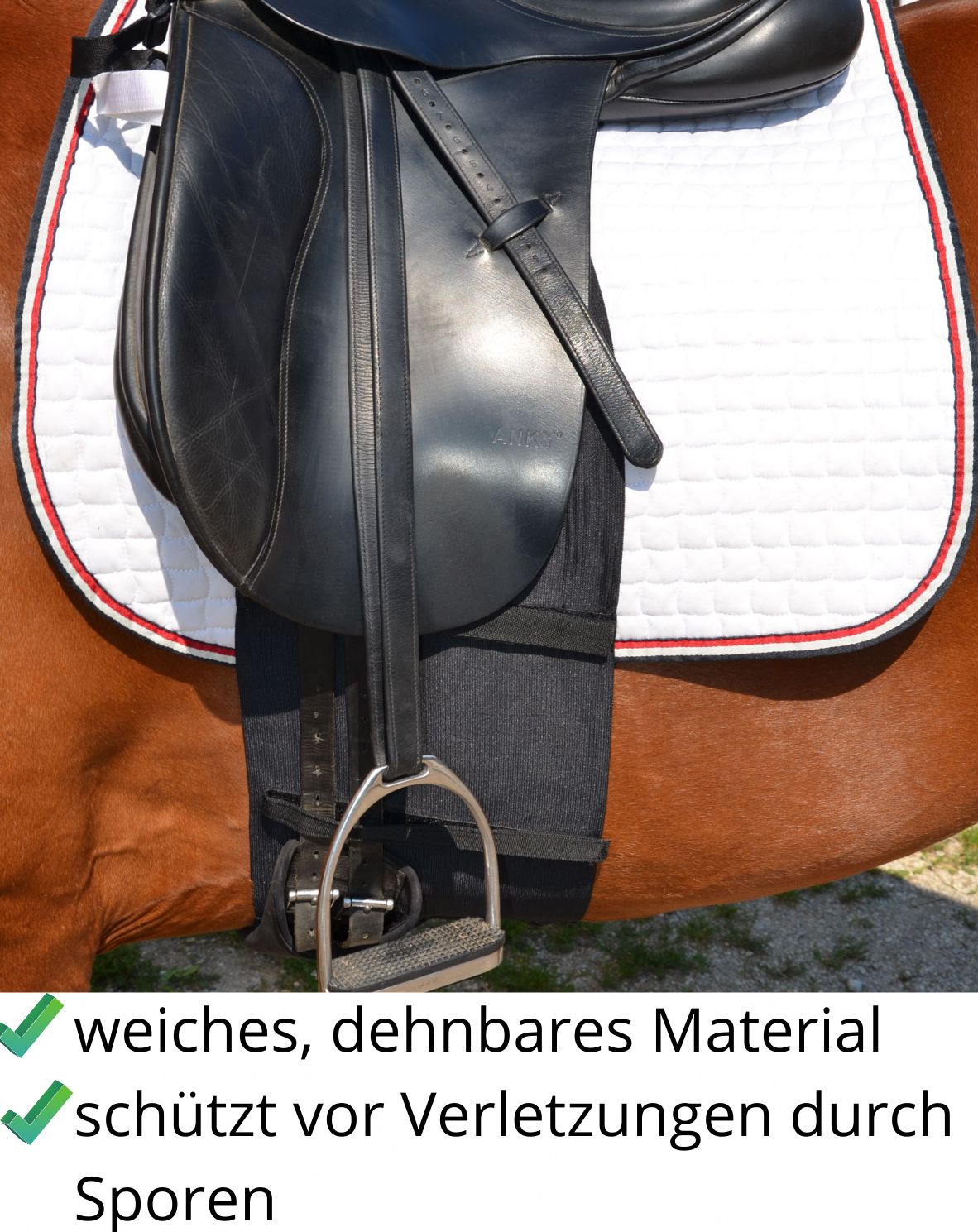 Schwarzer Sporenschutzgurt am Pferd. Weiches, dehnbares Material. Schützt vor Verletzungen durch Sporen.