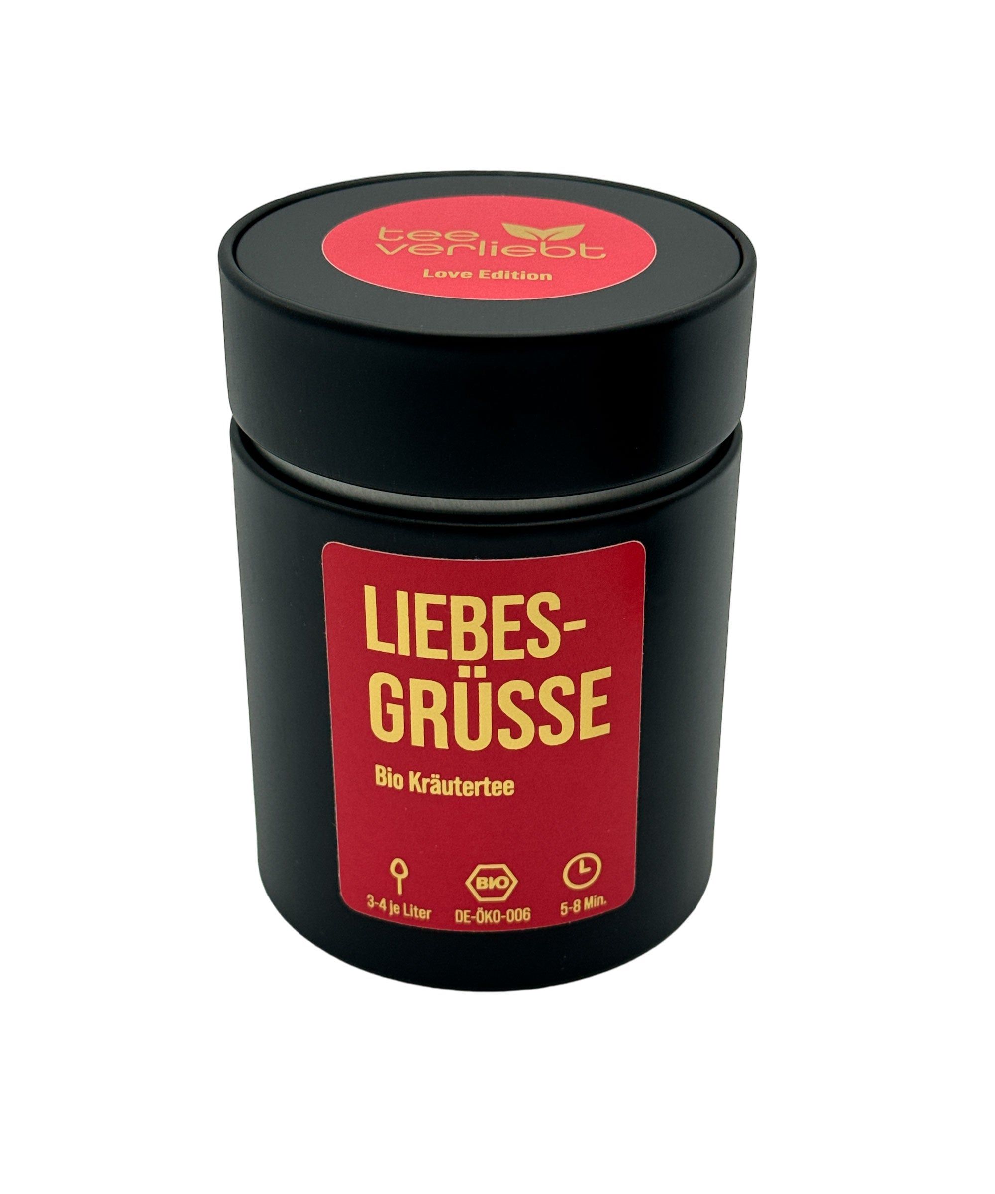 Schwarze Dose mit rotem Etikett. Aufschrift: LIEBES-GRÜSSE, Bio Kräutertee. Deckel mit Logo und Schriftzug: teeverliebt Love Edition.