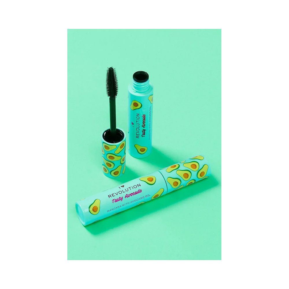 Mascara Tasty Avocado, hellgrüne Tube mit Avocado-Muster. Schwarze Bürste herausgezogen. Text: Revolution, Tasty Avocado, Mascara with Avocado Oil.