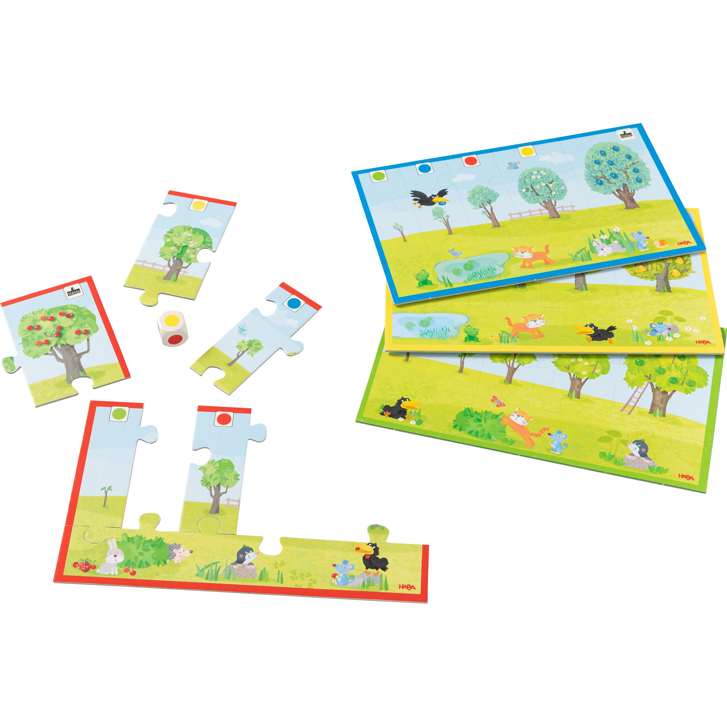 Puzzleteile mit Baum- und Tierdarstellungen. Enthält Würfel und Spielkarten. Auf weißem Hintergrund.