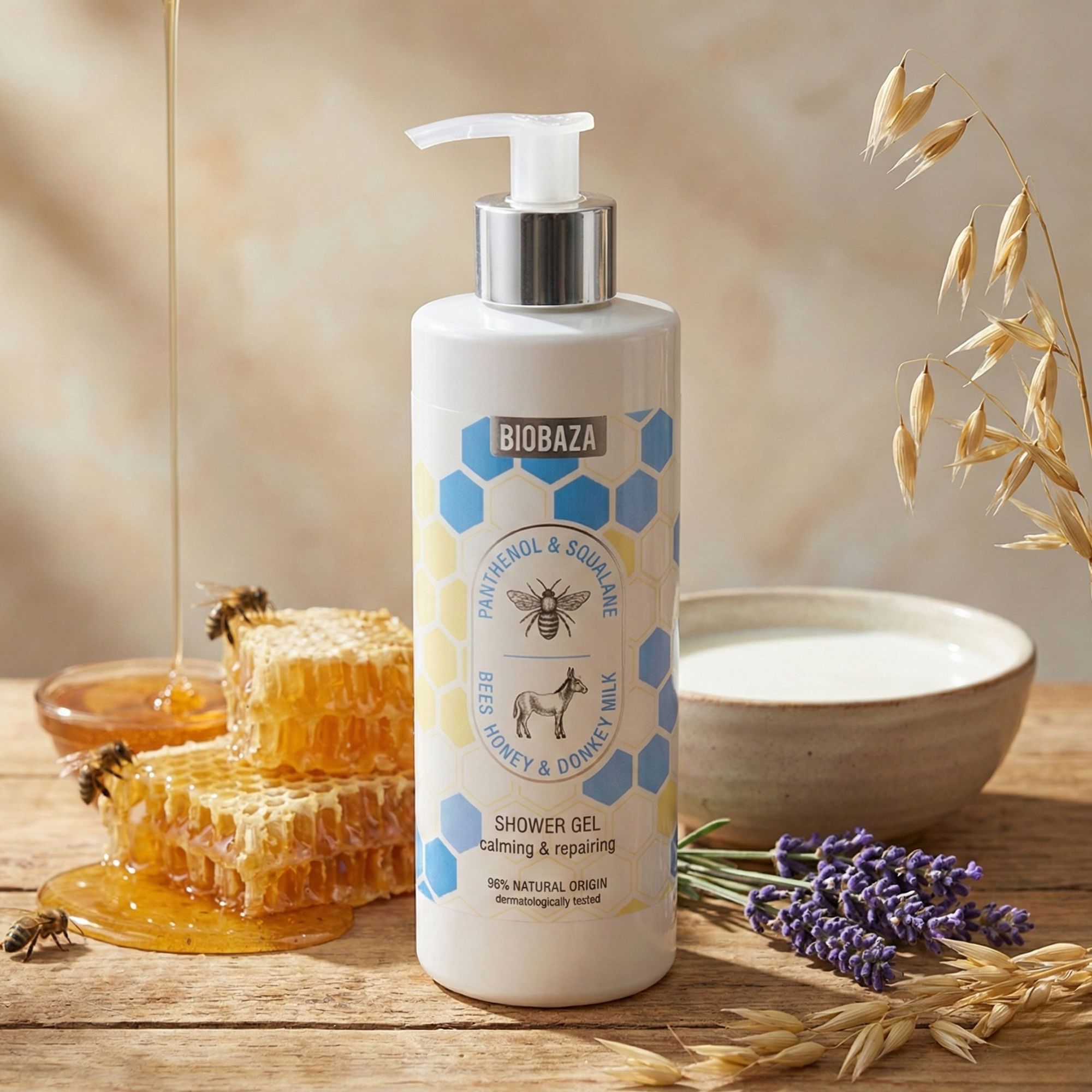 Weiße Flasche mit blau-gelbem Etikett. Honigwabe, Honig, Milch, Lavendel und Getreide auf Holz.