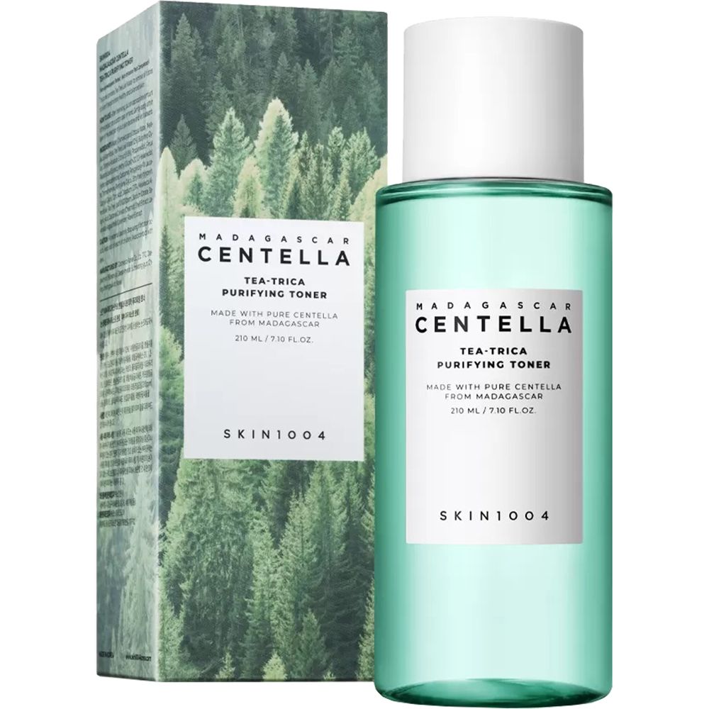 Produktflasche mit Verpackung. Flasche: grünliche Flüssigkeit, weißer Deckel, Etikett. Verpackung: grüner Wald. Text: CENTELLA, SKIN1004.