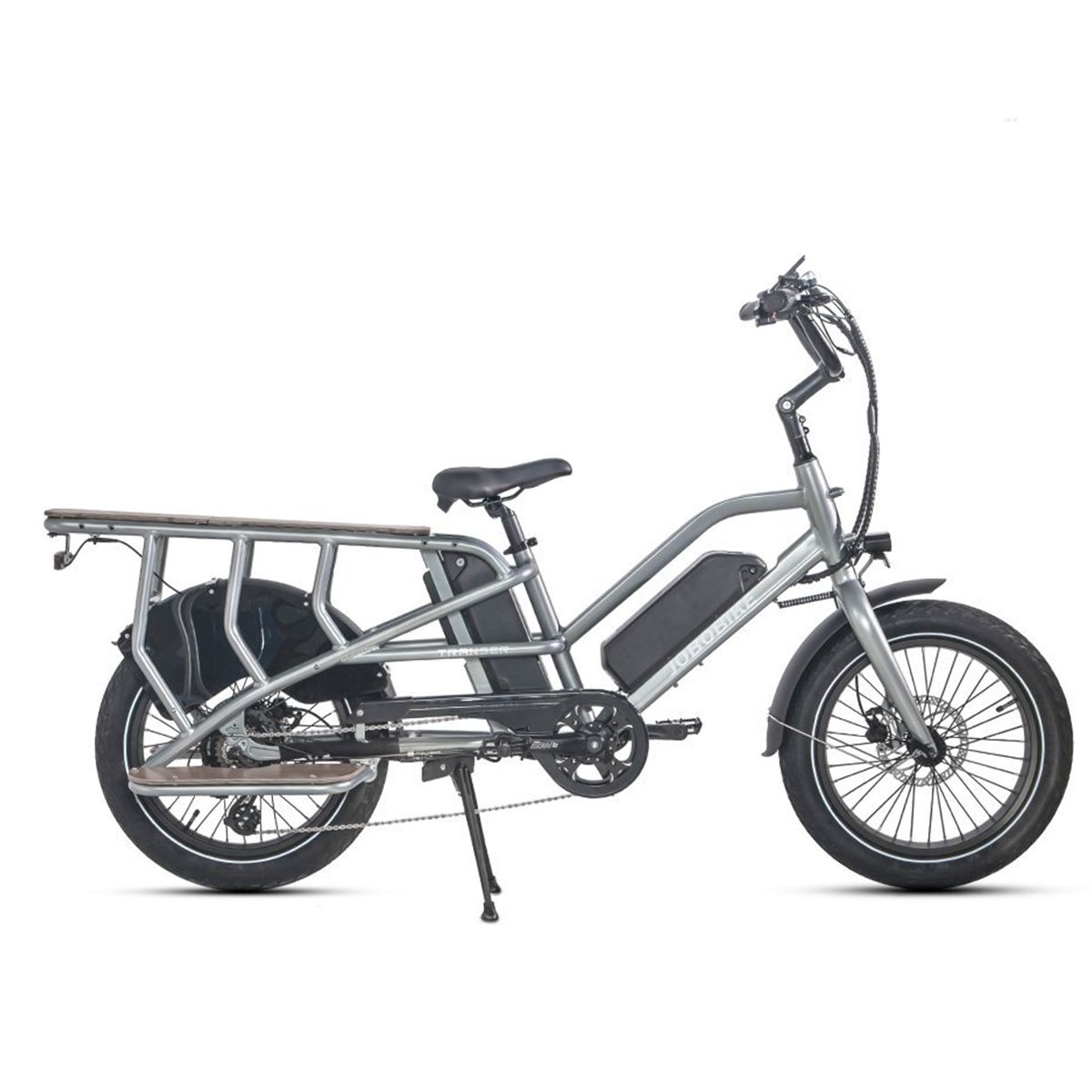 Graues Elektro-Lastenrad mit Doppelbatterie. Gepäckträger hinten, schwarze Reifen, silberne Details. Seitenansicht, weißer Hintergrund.