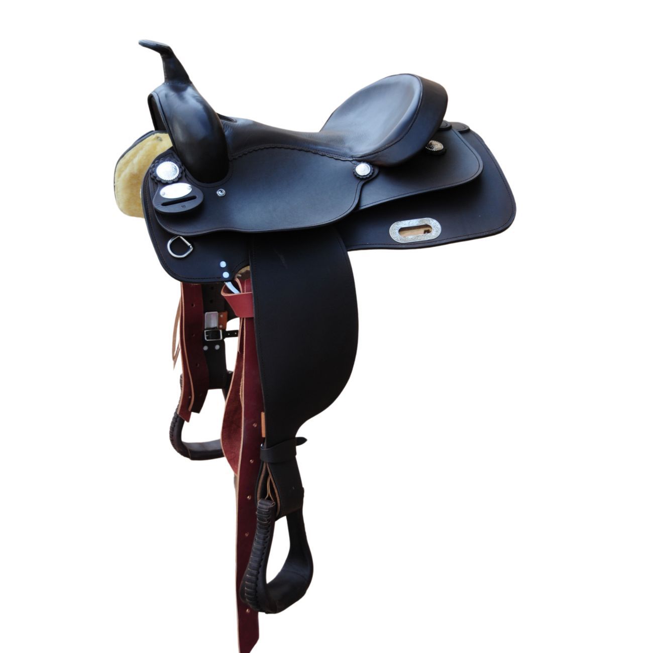 Schwarzer Westernsattel mit Steigbügeln und rotem Leder. Seitliche Ansicht, isoliert auf weißem Hintergrund.