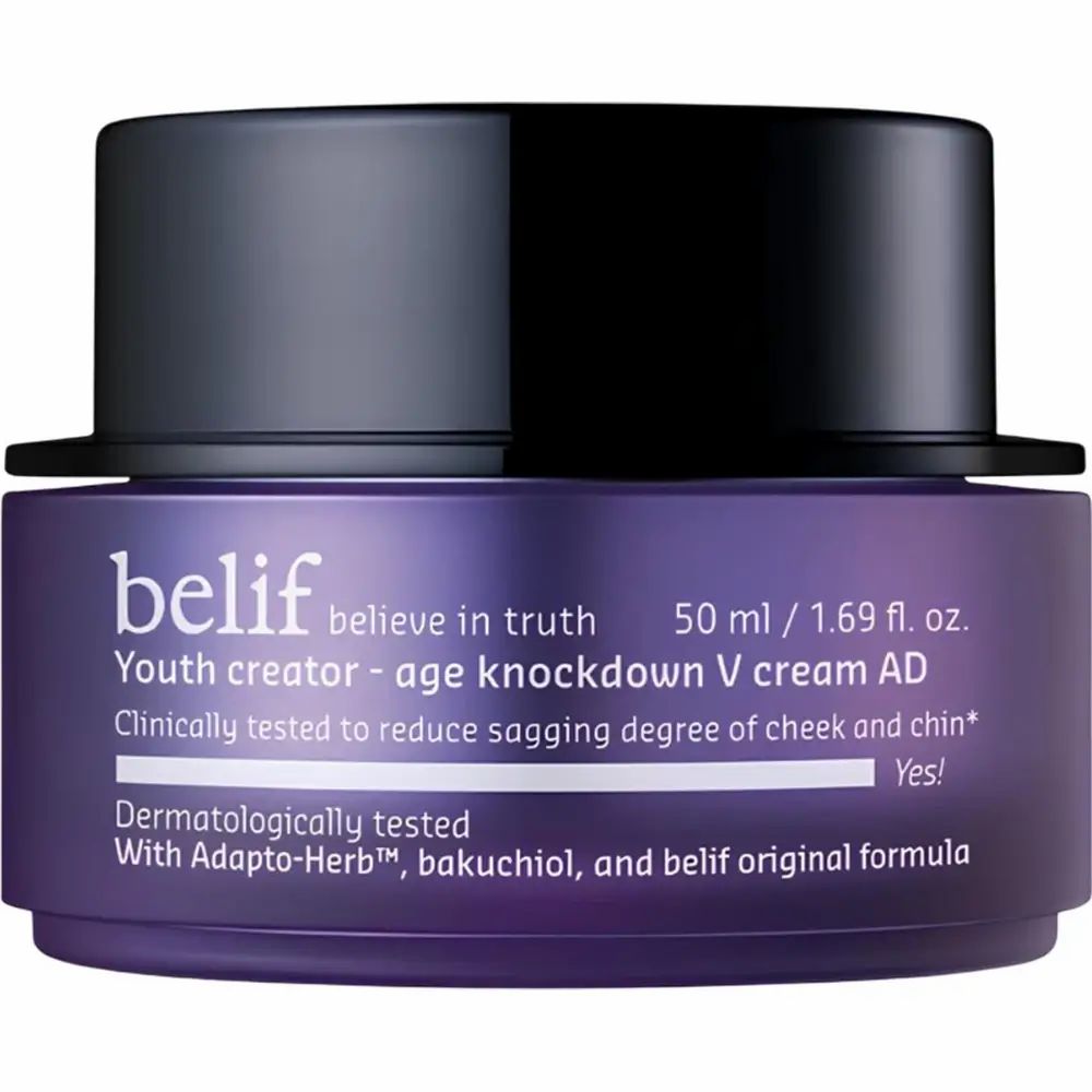 Lila Tiegel mit schwarzem Deckel. Aufschrift: belif, Youth creator - age knockdown V cream AD. Text: Klinisch getestet, mit Adapt-Herb, Bakuchiol.
