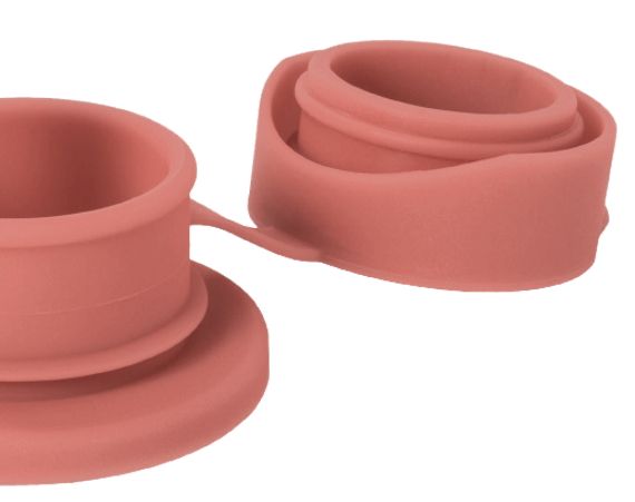 Rosafarbener Silikon-Sportverschluss. Er besteht aus zwei Teilen, die durch einen Steg verbunden sind. Der Deckel ist offen.