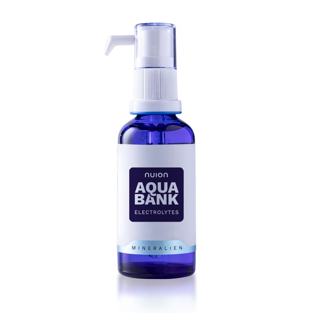 Blaue Glasflasche mit Pumpspender. Etikett mit "nuion AQUA BANK ELECTROLYTES MINERALIEN".