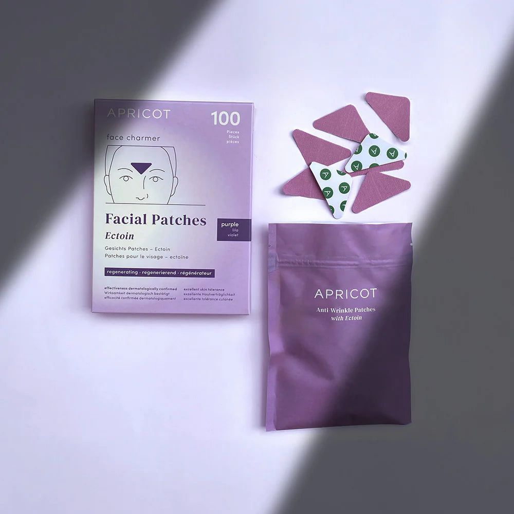 APRICOT Gesichtspatches Packung und Beutel. Violette Verpackung, 100 Patches. Beutel mit Text: Semi-Invisible Patches with Ectoin.