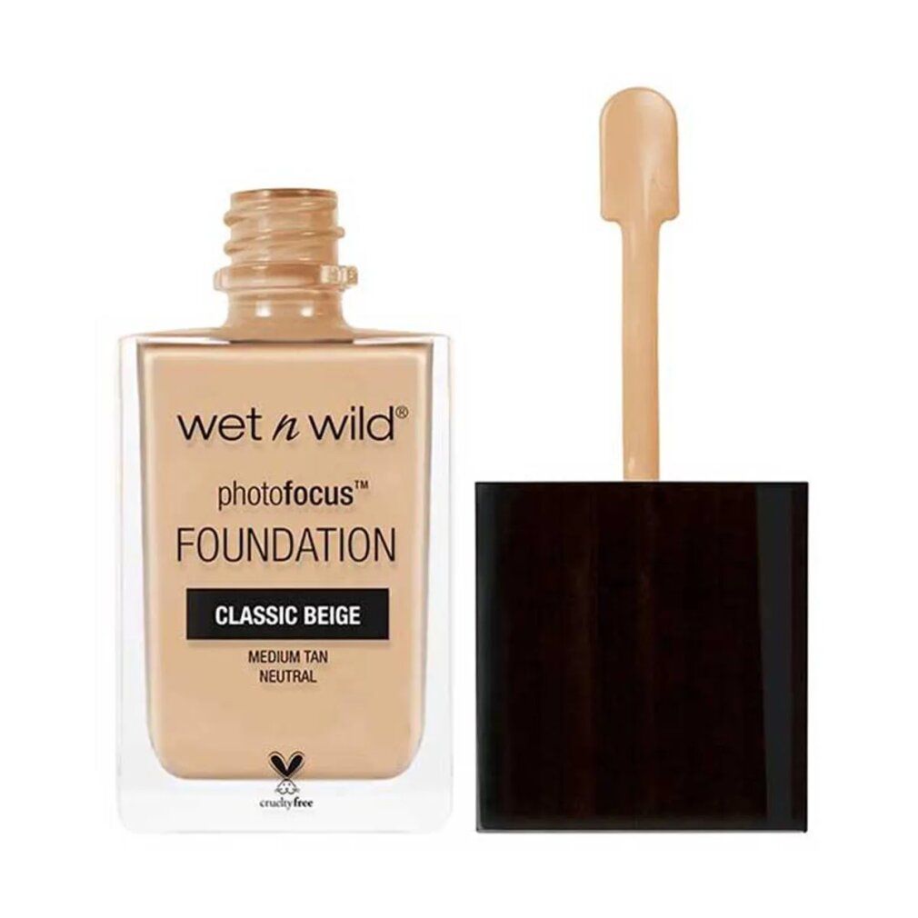 Wet n Wild Photofocus Foundation Classic Beige. Flasche mit geöffnetem Deckel und Applikator. Beige Foundation.