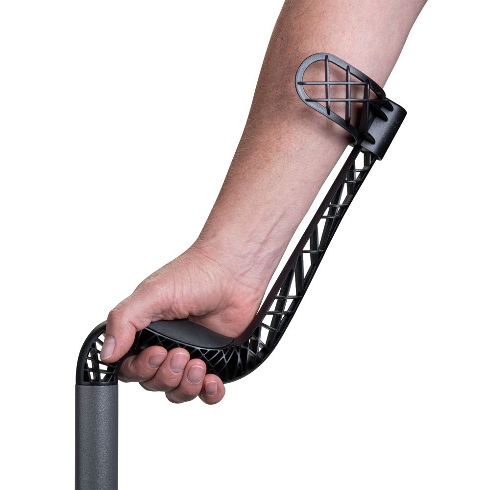 Arm einer Person mit schwarzer Unterarmgehhilfe. Der Arm ruht auf der Armauflage, die Hand greift den Griff.
