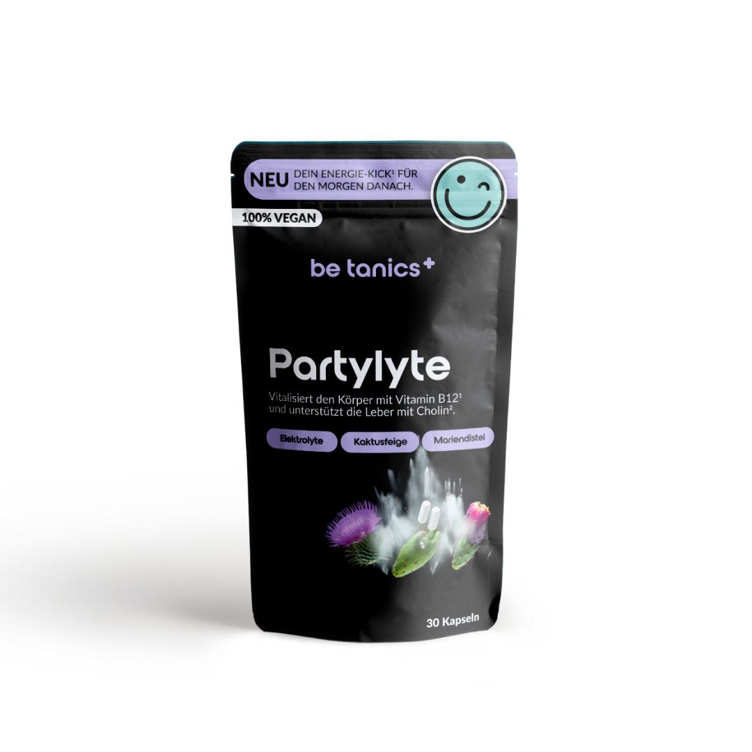 Schwarze Verpackung von be tanics+ Partylyte. Enthält 30 Kapseln. Aufschrift: 100% vegan. Mit Smiley-Logo und Text: Dein Energie-Kick für den Morgen danach.