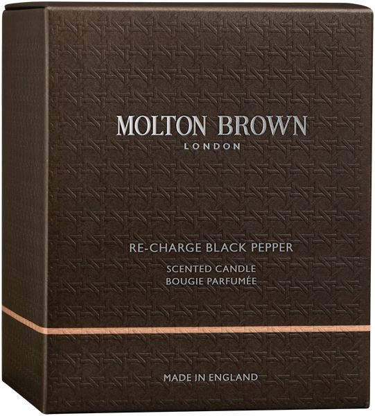 Braune quadratische Schachtel mit geprägtem Muster. Text: Molton Brown London, Re-Charge Black Pepper, Scented Candle, Bougie Parfumée, Made in England.