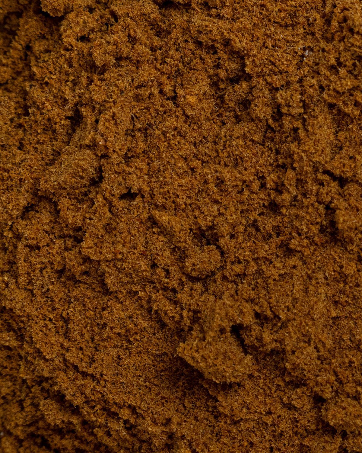 Nahaufnahme von braunem Pulver. Detailreiche Textur.