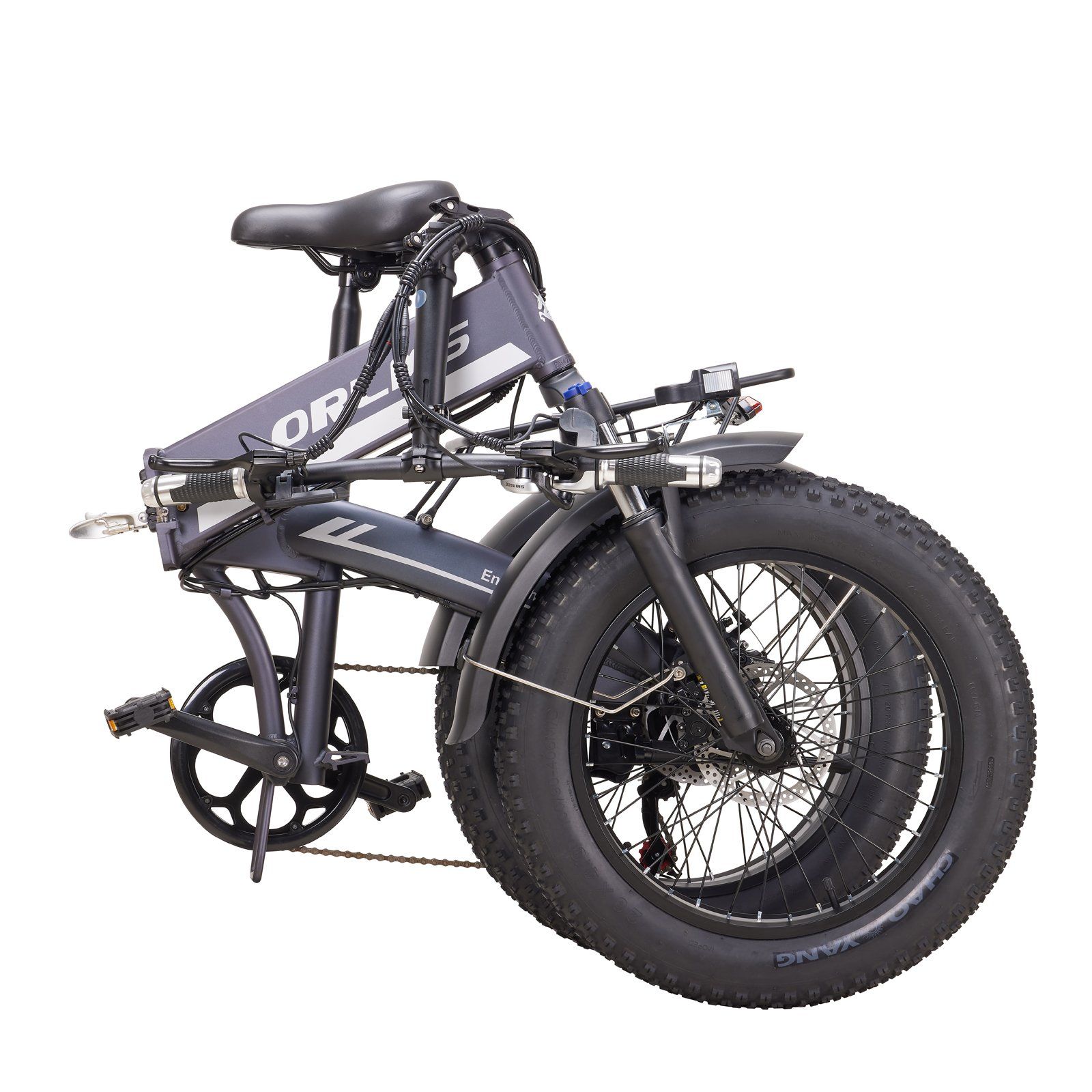 Zusammengeklapptes E-Bike, grau, mit breiten Reifen. ORLMS-Logo sichtbar. Pedale und Lenker gefaltet.