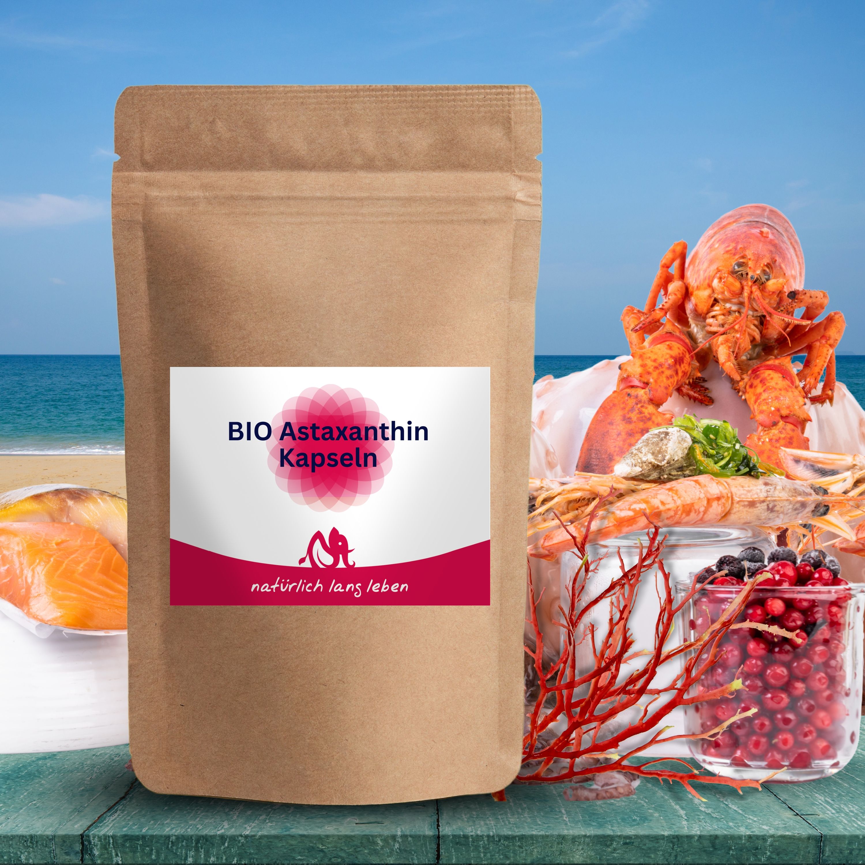 Braune Tüte mit Etikett. Aufschrift: BIO Astaxanthin Kapseln. Logo und Schriftzug: natürlich lang leben. Hintergrund: Meer, Meeresfrüchte.