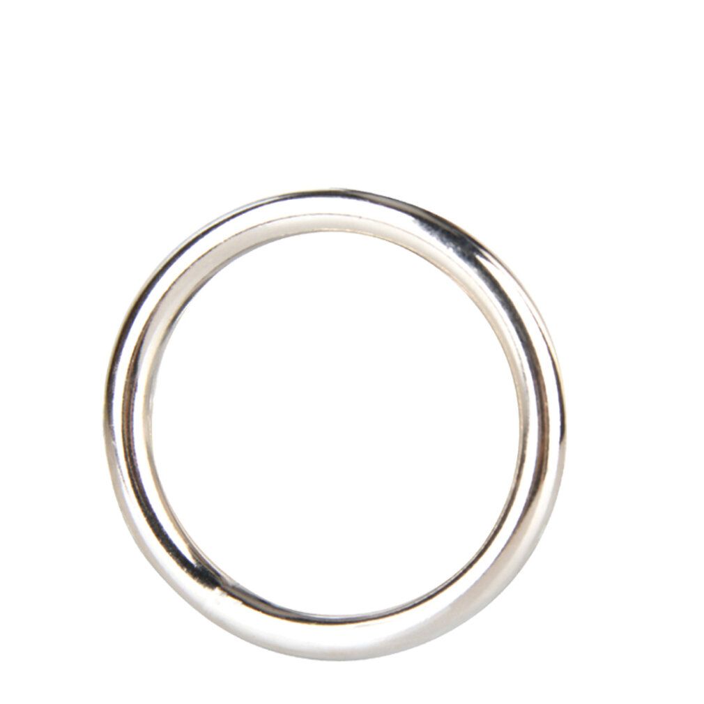 Stahl-Cockring. Glänzender, runder Ring aus Metall. Nahaufnahme, isoliert auf weißem Hintergrund.