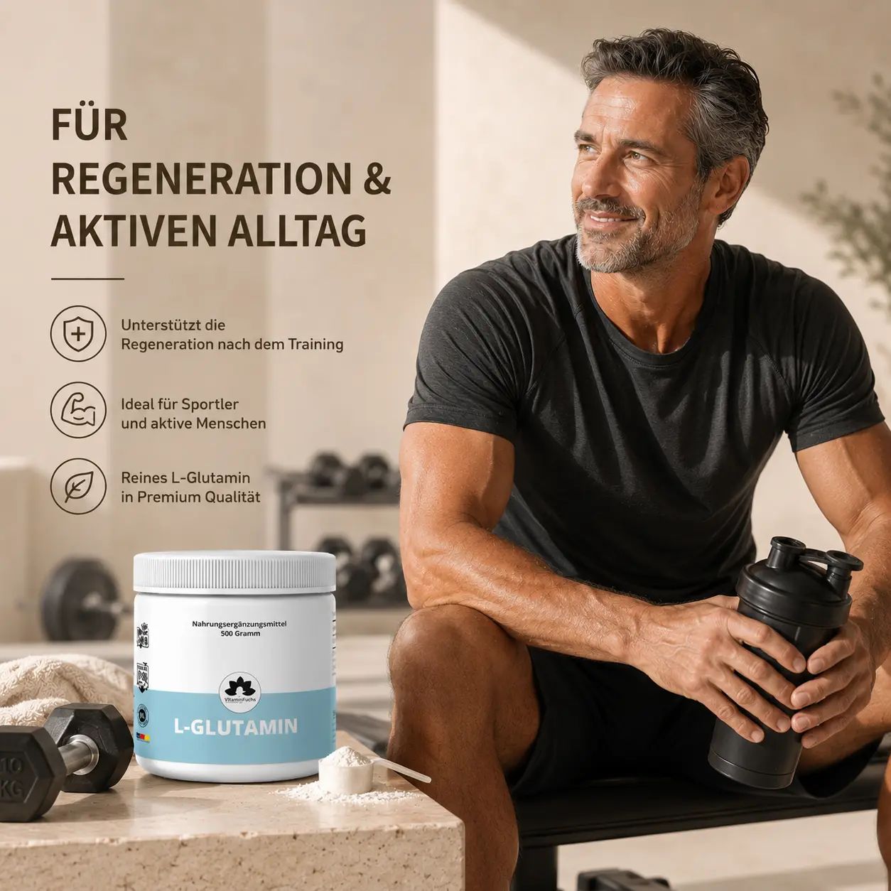Mann mit Hanteln und Shaker neben Dose L-Glutamin Pulver. Text: Regeneration & aktiver Alltag.