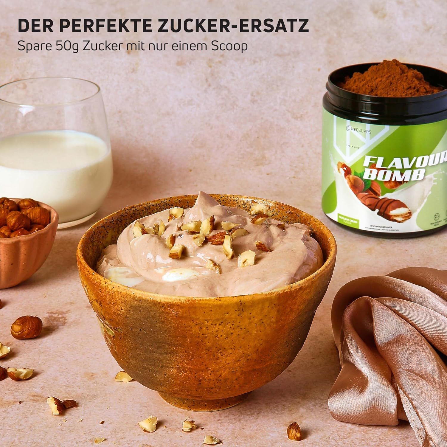 Schüssel mit Creme, Haselnüssen und Dose mit Produkt. Dose mit grünem Etikett, Text: FLAVOUR BOMB. Glas mit Milch. Text: Der perfekte Zucker-Ersatz.