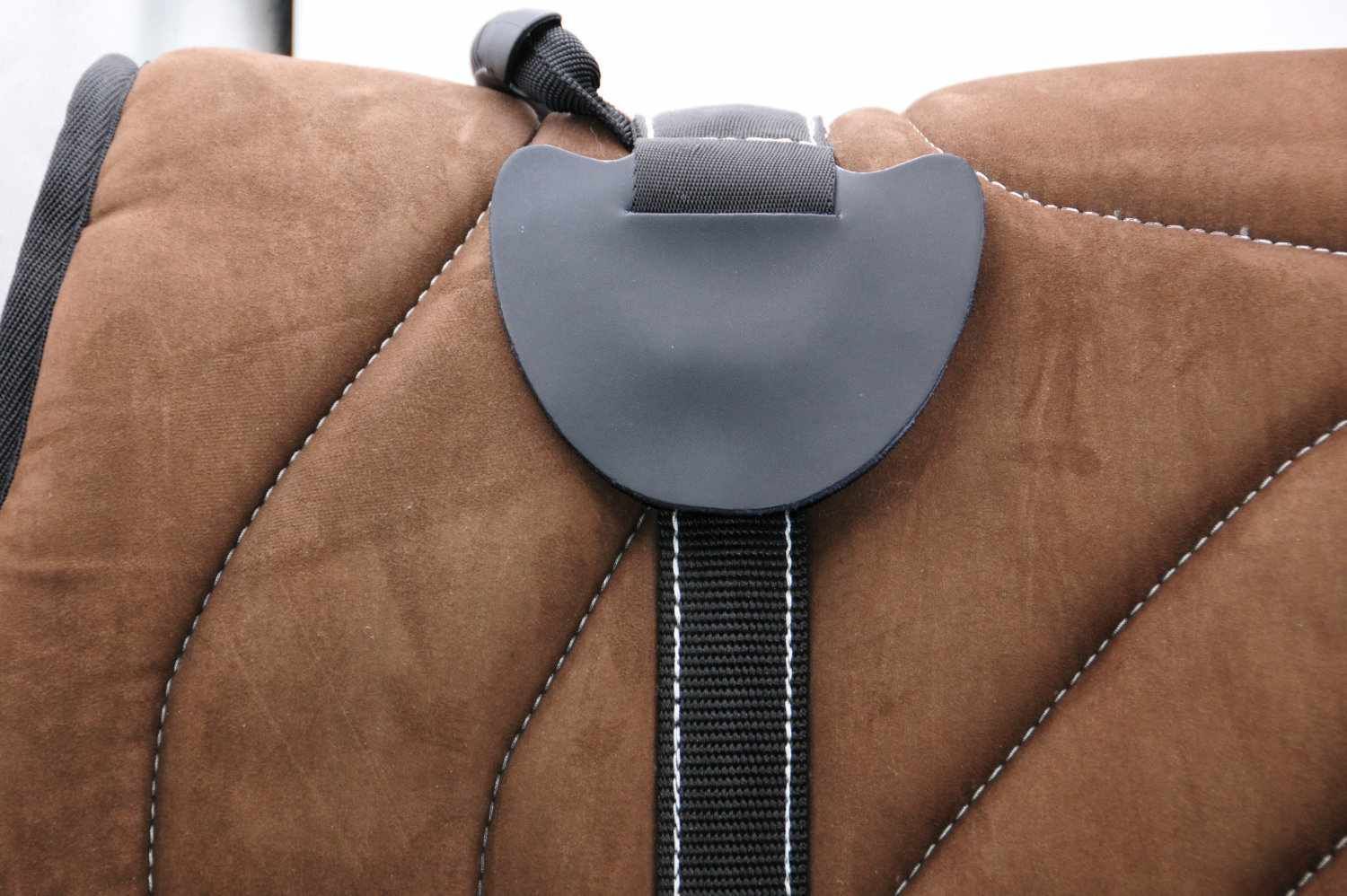 Detailansicht des Bareback Pads. Braunes Obermaterial, schwarzer Riemen und Steigbügelriemen.