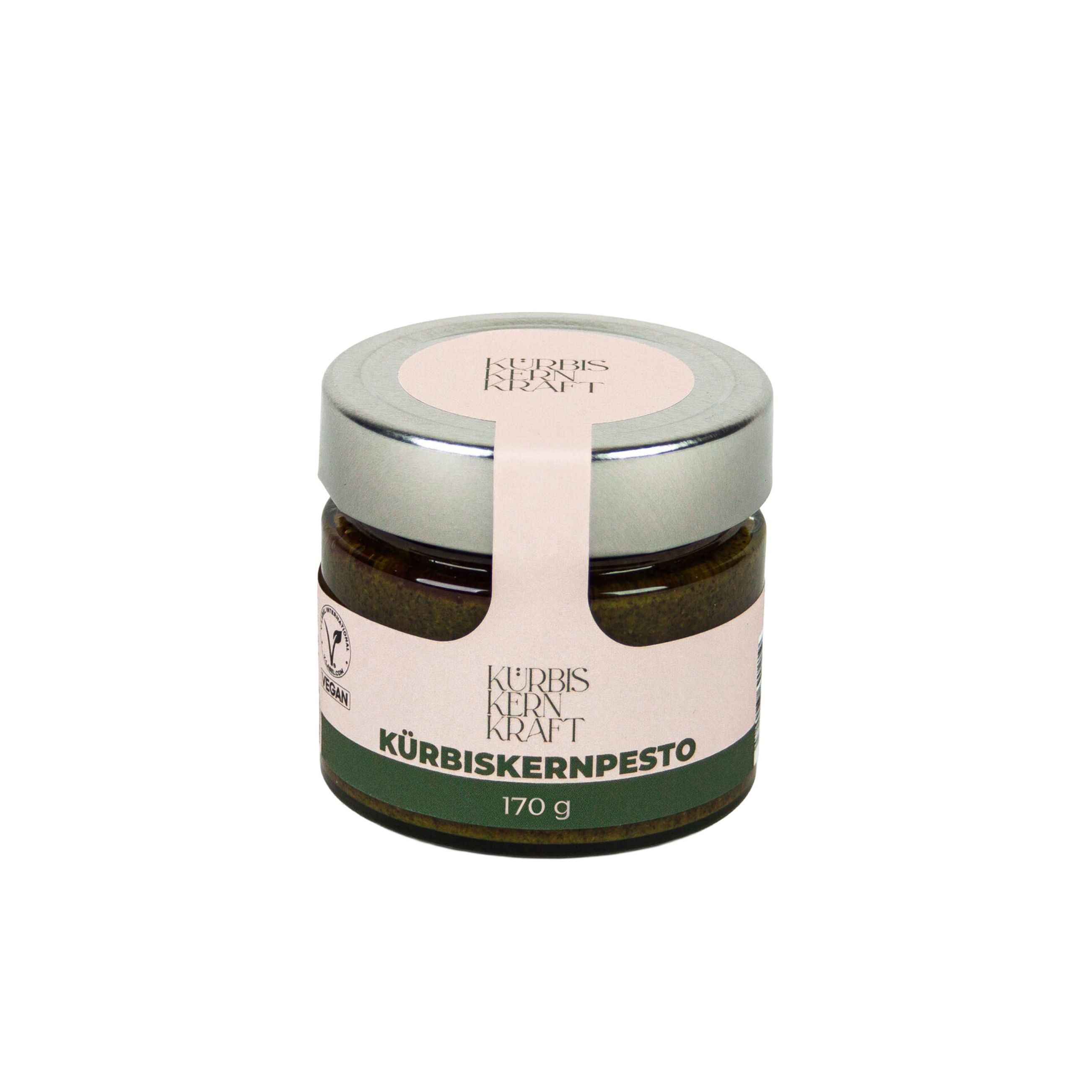Glas mit Kürbiskernpesto. Etikett mit Produktname und Gewicht. Vegan-Siegel.