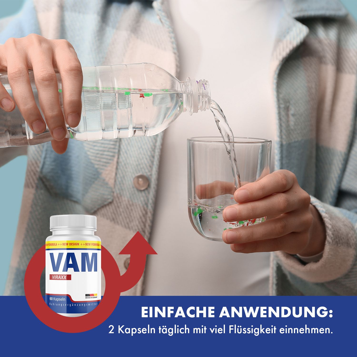 Person gießt Wasser aus einer Flasche in ein Glas. Daneben VAM Viraxx Kapseln-Flasche. Roter Pfeil. Text: EINFACHE ANWENDUNG: 2 Kapseln täglich mit viel Flüssigkeit einnehmen.