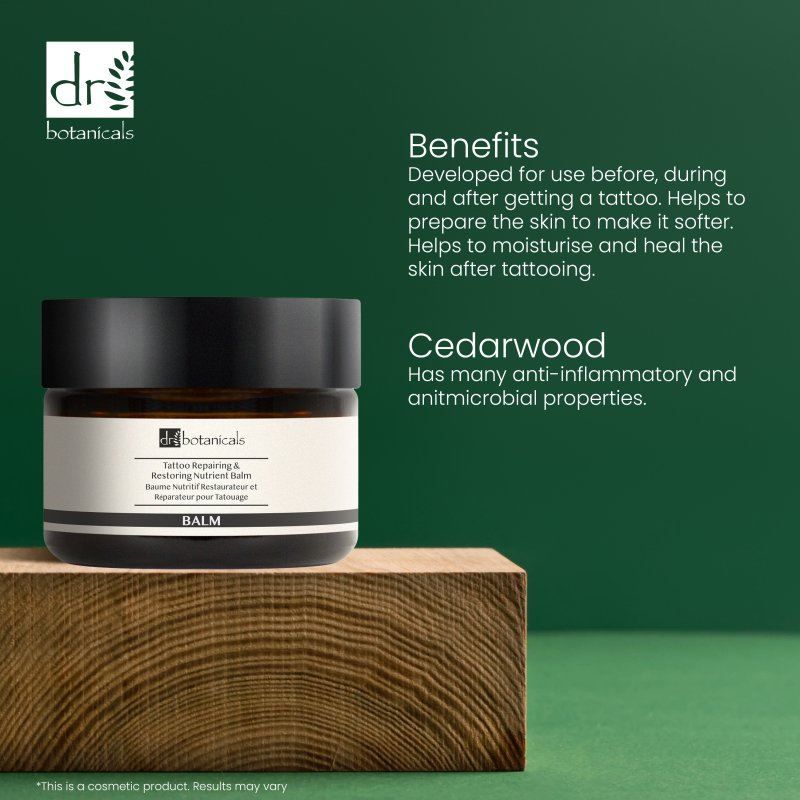 Dr. Botanicals Tattoo-Balsam auf Holzblock, Text über Vorteile und Zedernholz.