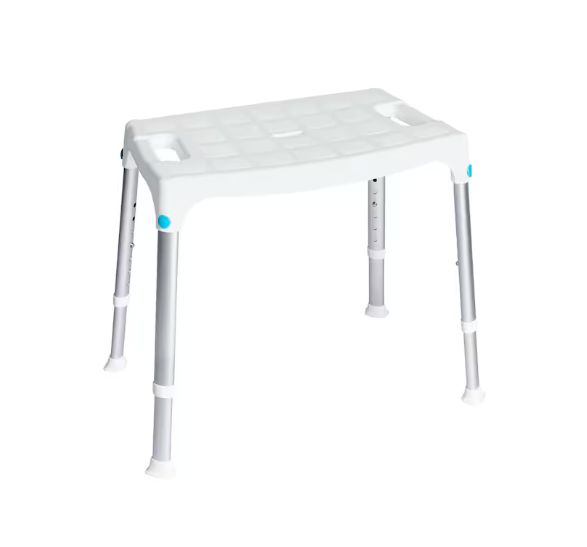 Weißer Duschstuhl mit vier verstellbaren Beinen. Sitzfläche mit Griffen und Entwässerungslöchern. Blaue Akzente.