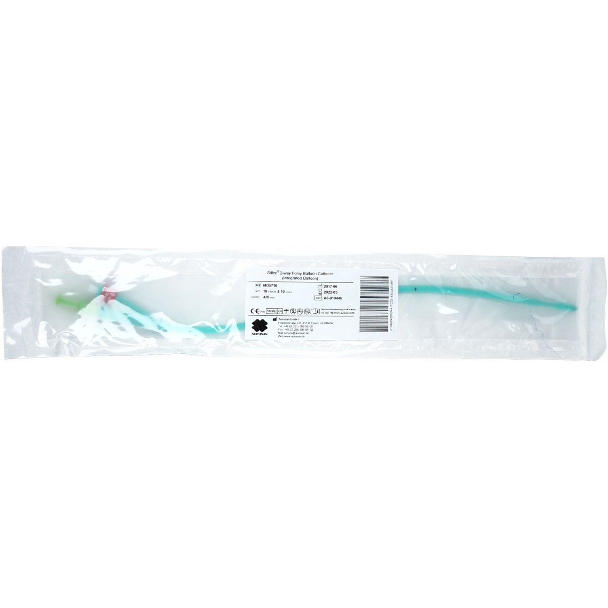 Grüner Katheter in transparenter Verpackung. Aufdrucke mit Produktinformationen und Barcode. CE-Kennzeichnung.