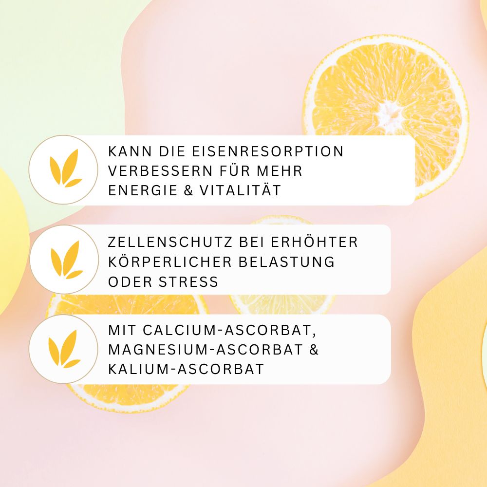 Verpackung mit Vitamin C Kapseln, umgeben von Orangen- und Zitronenscheiben.