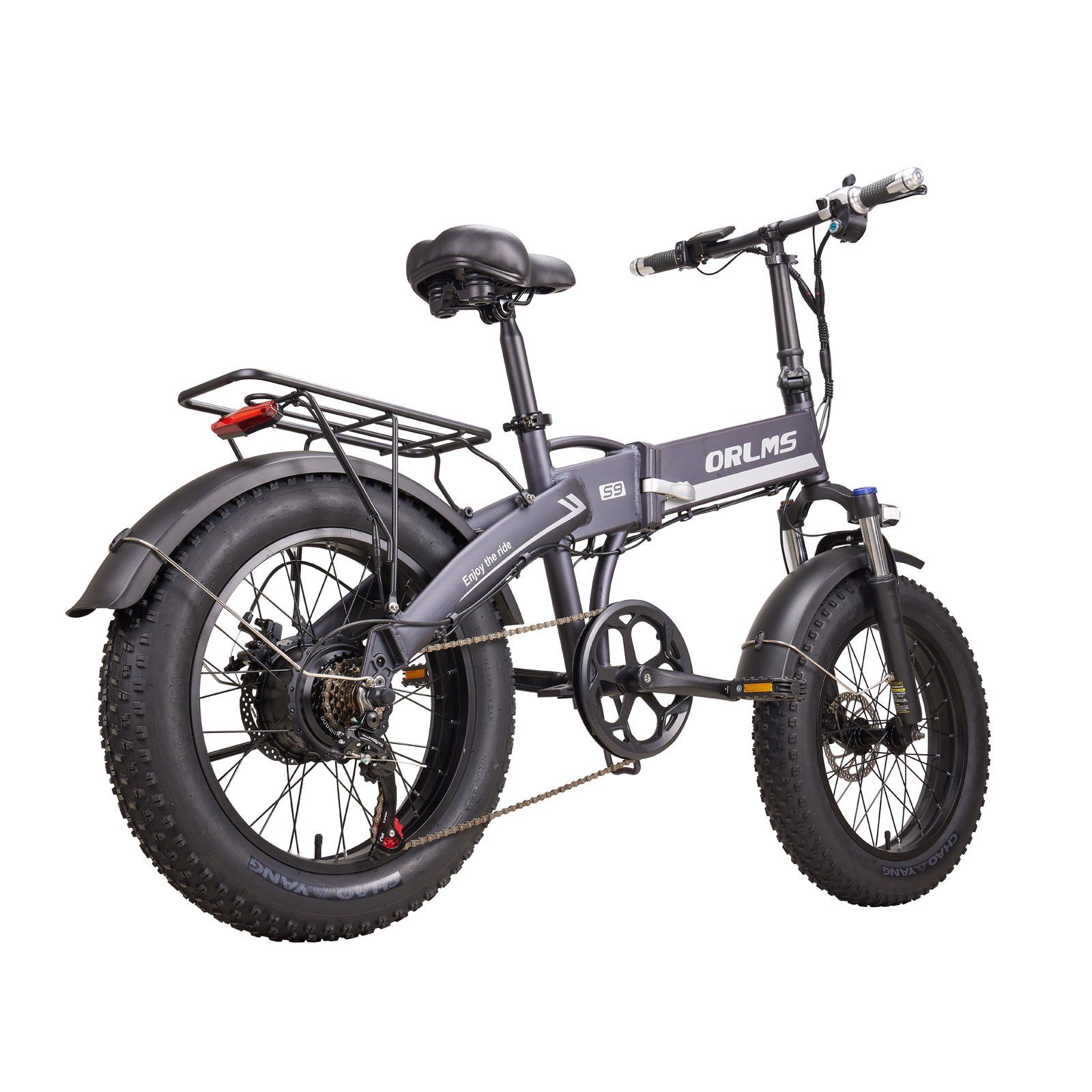 Graues, zusammenklappbares E-Bike mit breiten Reifen. ORLMS-Logo auf dem Rahmen. Gepäckträger und Rücklicht.