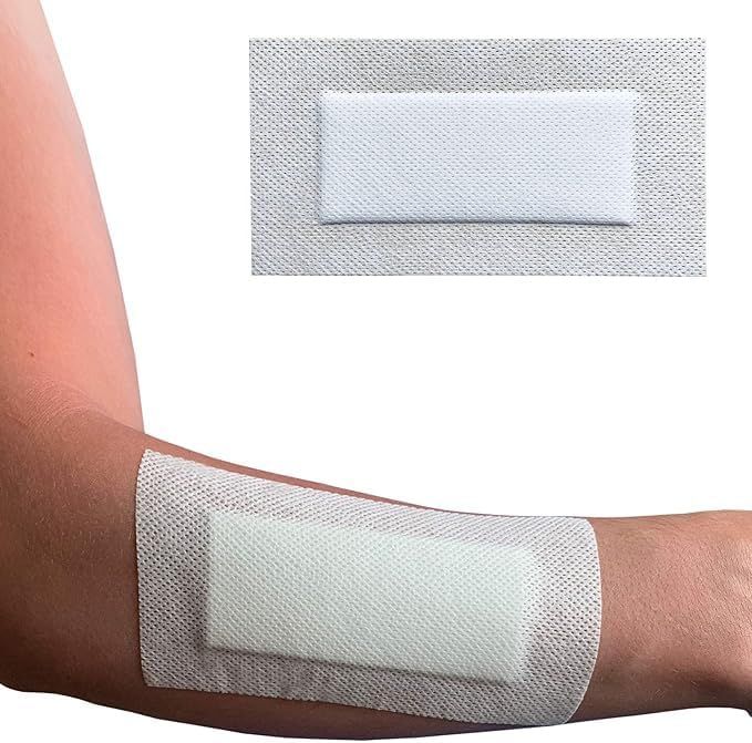 Steriler Wundverband auf einem Arm, mit Detailansicht.