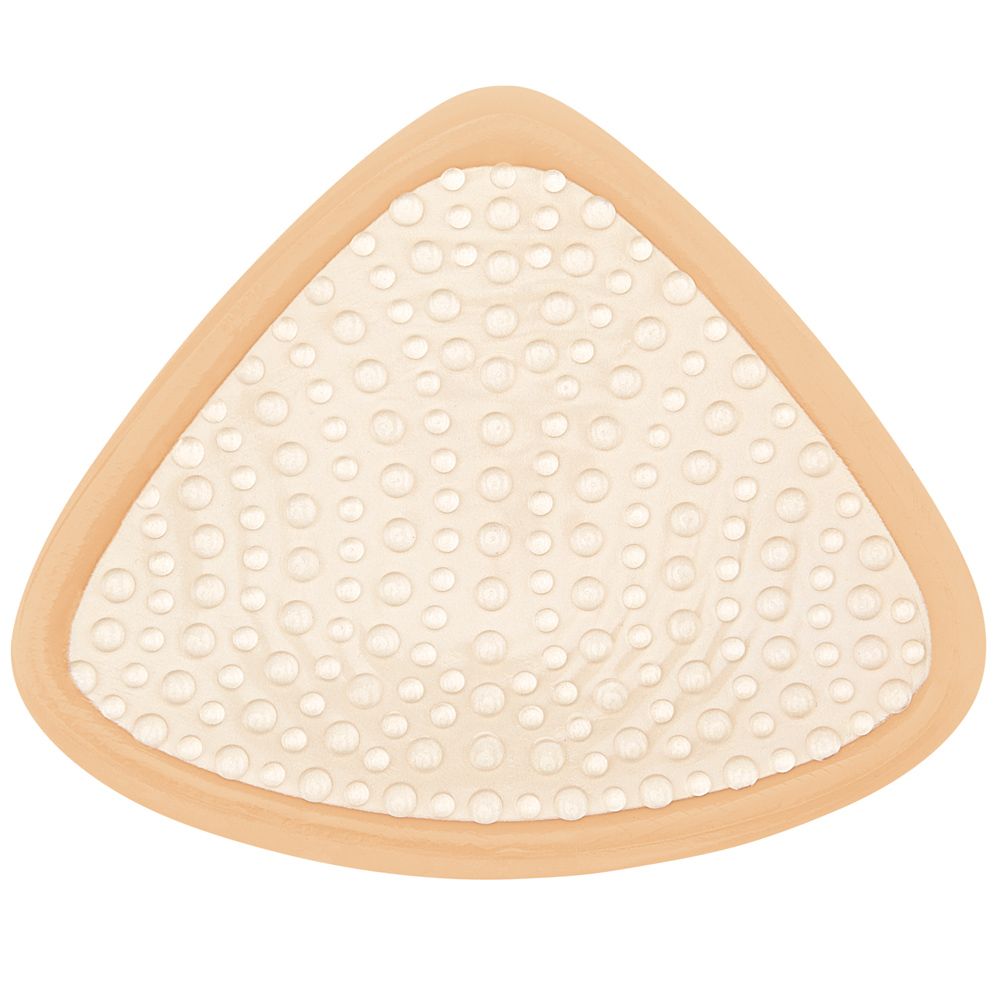 Rückseite einer dreieckigen Brustprothese mit einer hellbeigen, strukturierten Oberfläche aus kleinen Kreisen.