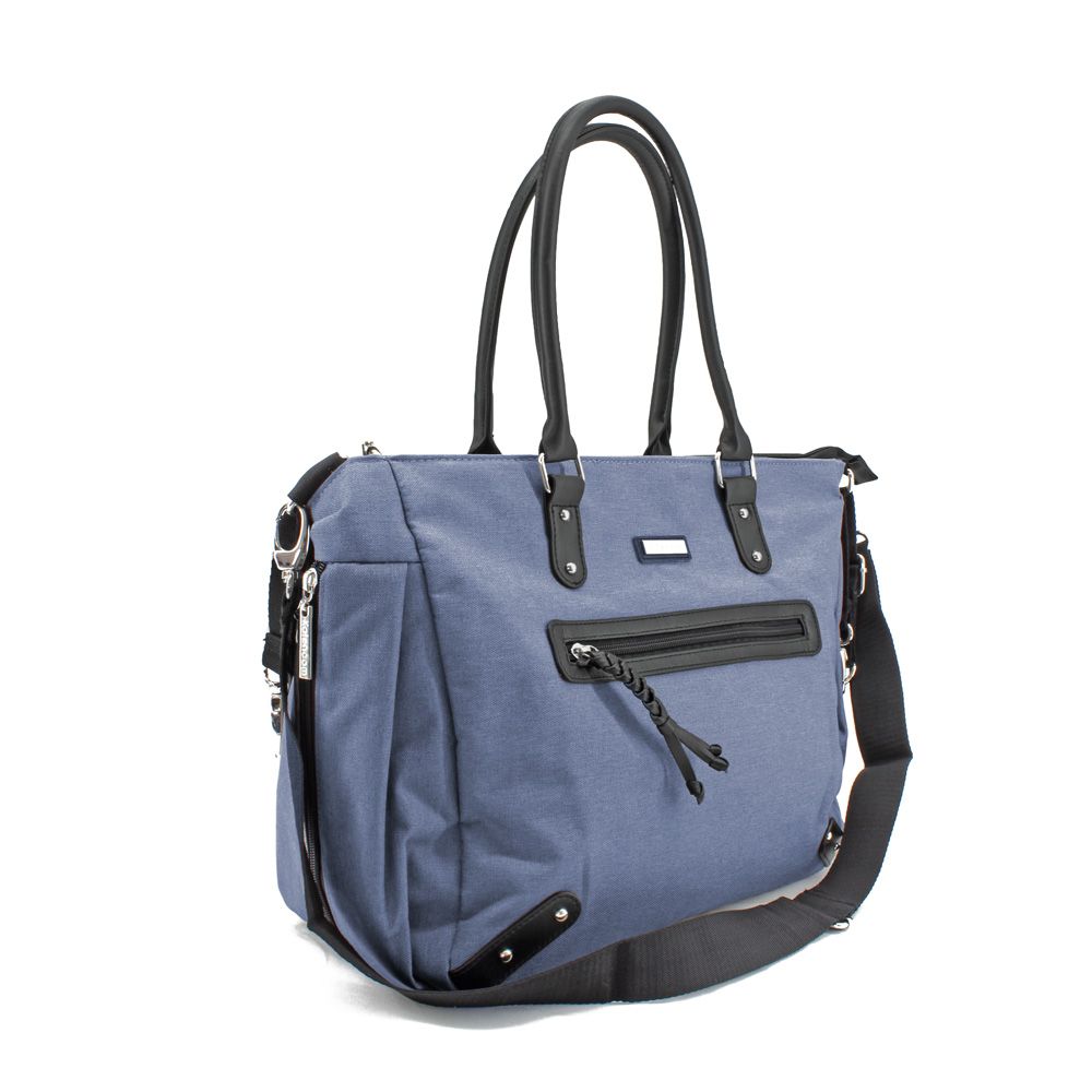 Blaue Wickeltasche mit schwarzen Griffen und Schulterriemen. Reißverschlusstasche, silberne Details.