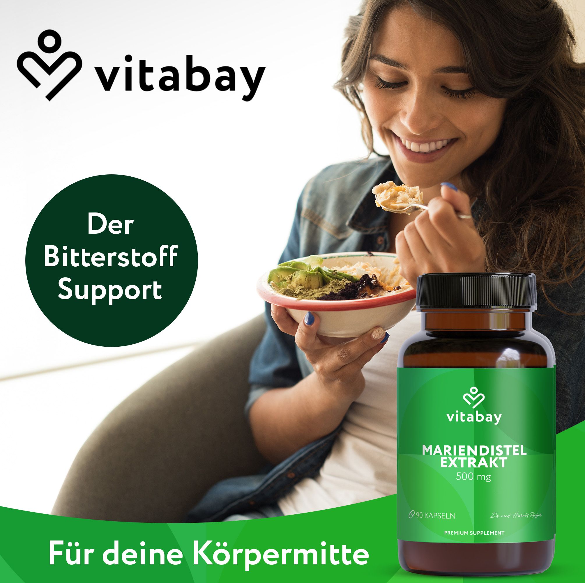 Frau isst eine Schüssel Müsli neben einer Flasche Vitabay Mariendistel Extrakt 500 mg. "Der Bitterstoff Support".