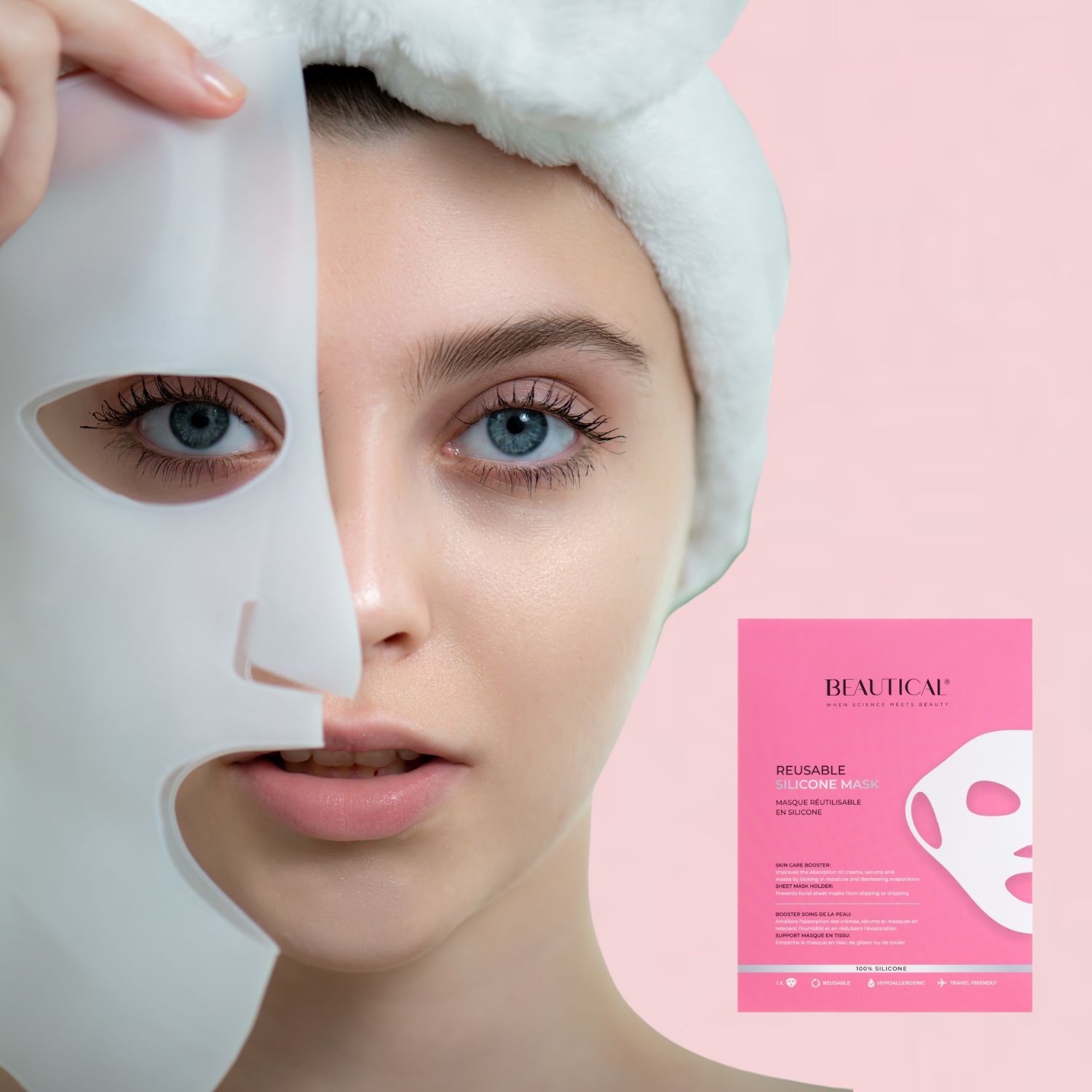 Frau hält weiße Silikonmaske vor ihr Gesicht. Im Hintergrund: rosa Wand, Handtuch. Rechts: Verpackung mit Maske.