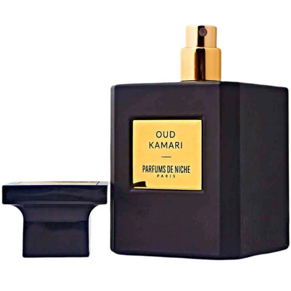 Schwarzer Parfümflakon mit goldener Kappe und goldener Plakette mit 'Oud Kamari' und 'Parfums de Niche Paris'.