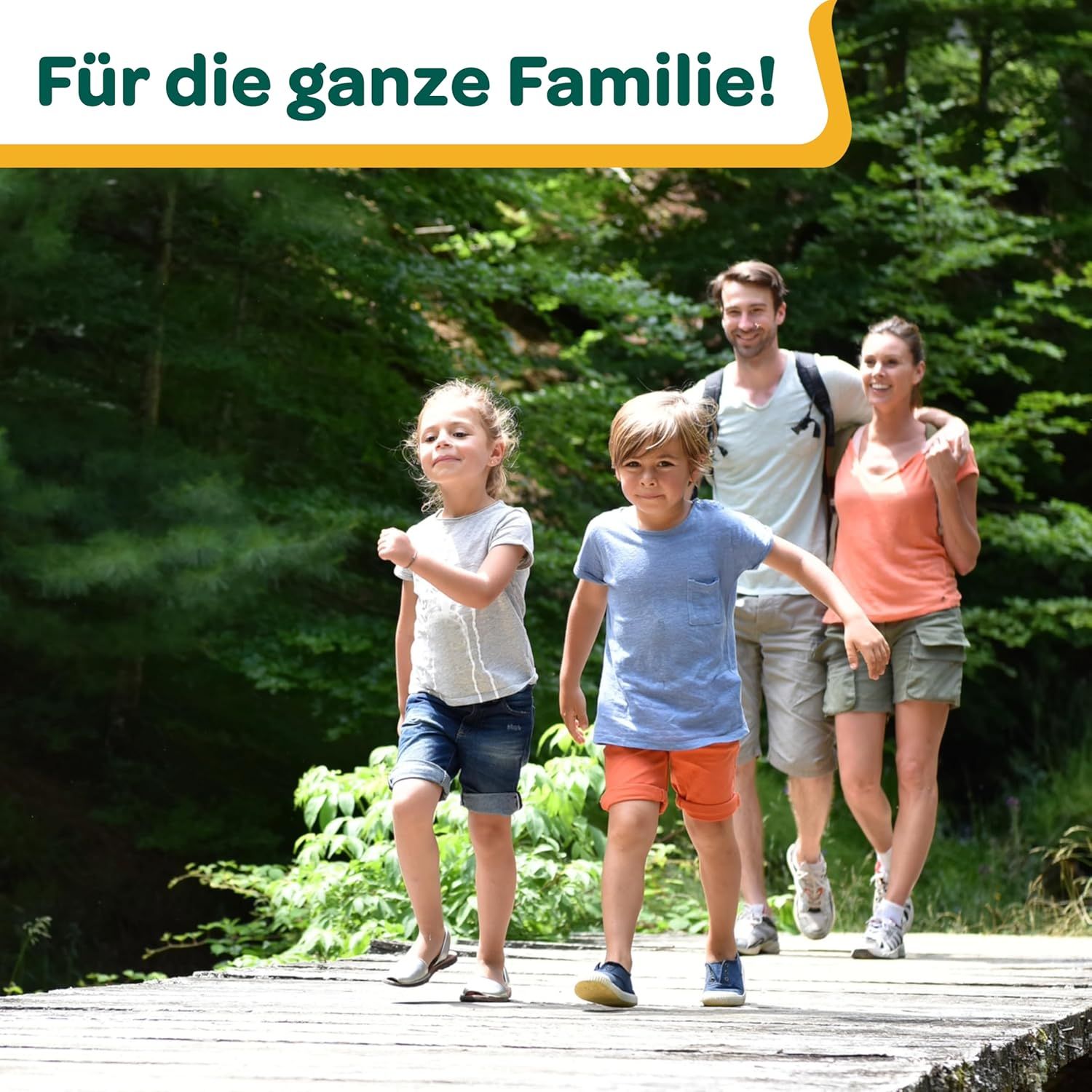 Familie geht auf Holzsteg durch Wald. Text: Für die ganze Familie!