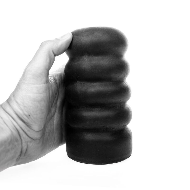 Hand hält schwarzen Masturbator. Zylindrische Form mit geriffelter Oberfläche.