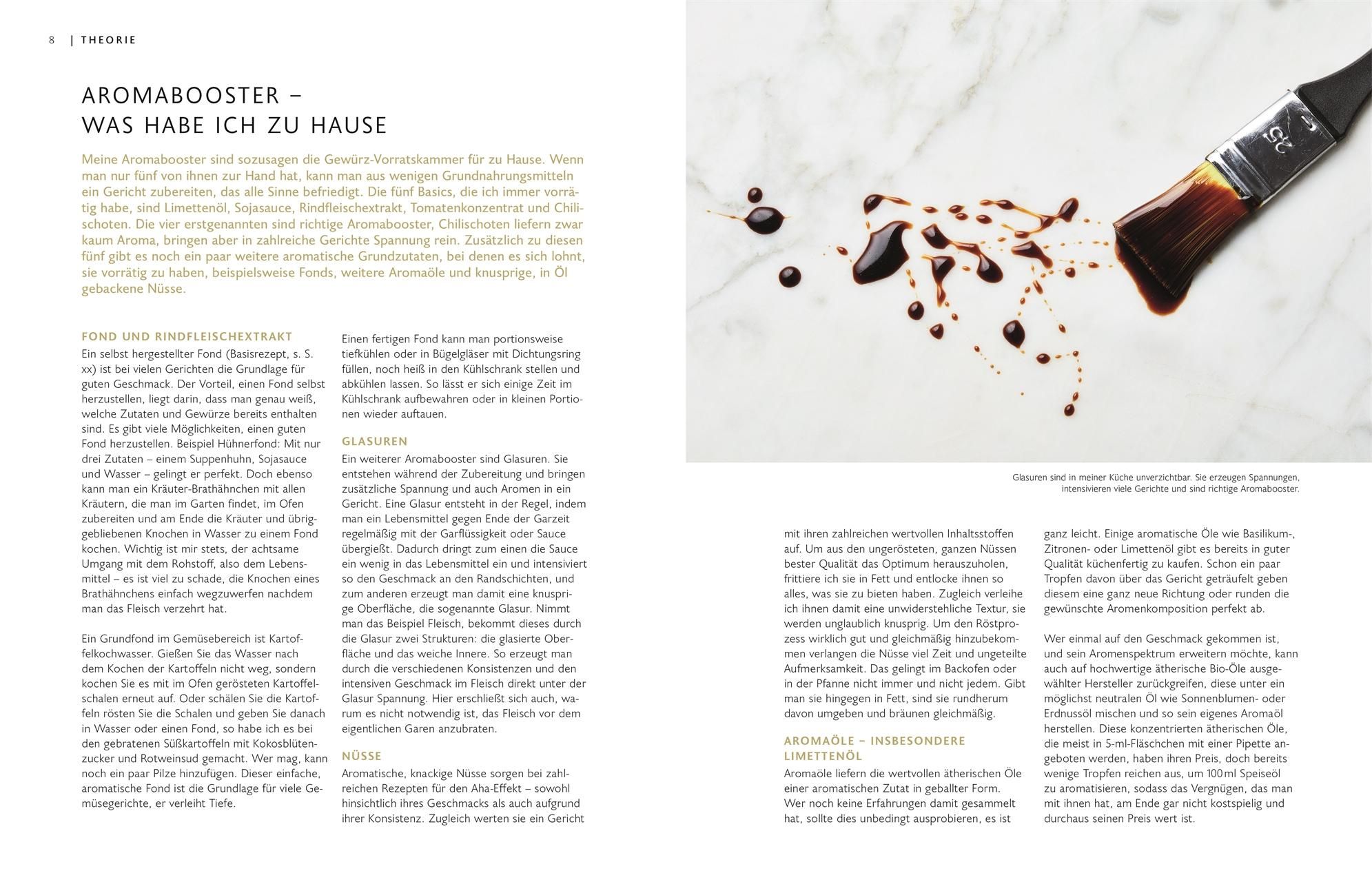 Doppelseite aus dem Kochbuch "Aromen". Text und ein Pinsel mit dunkler Flüssigkeit auf einer Marmoroberfläche.