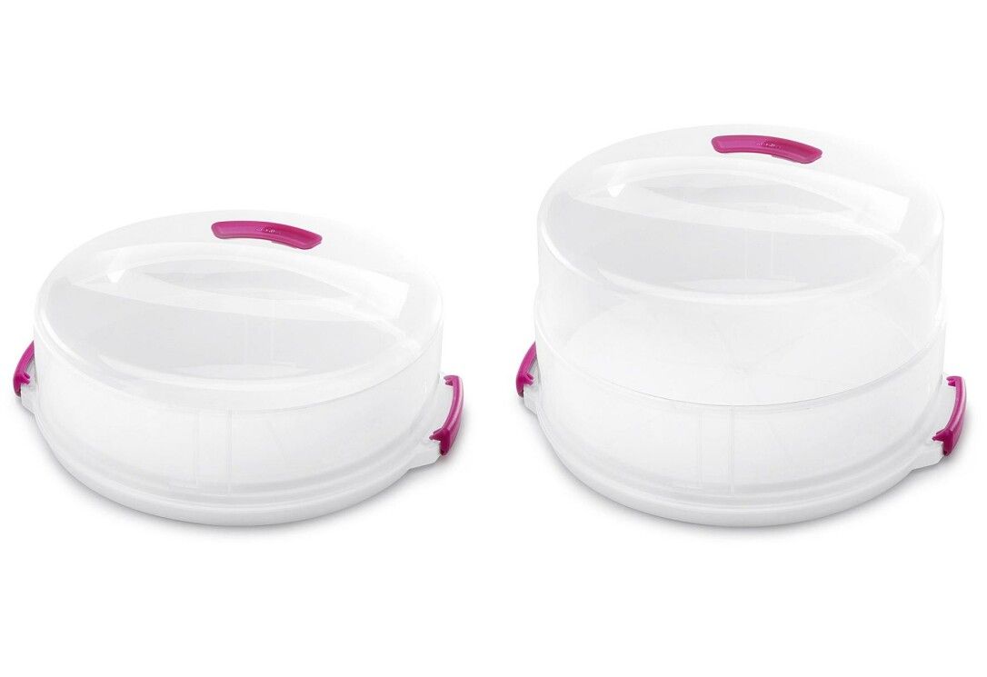 Zwei weiße, runde Kuchenbehälter mit transparenten Deckeln und pinkfarbenen Griffen. Einer ist niedriger.