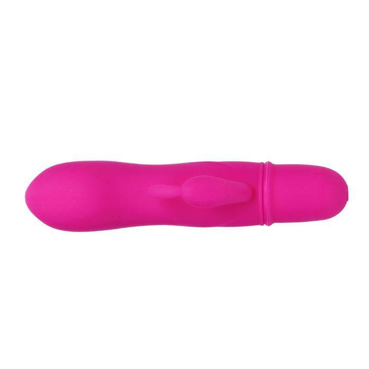 Pinkfarbener Vibrator mit gebogener Form und einer zusätzlichen Ausbuchtung. Auf weißem Hintergrund.