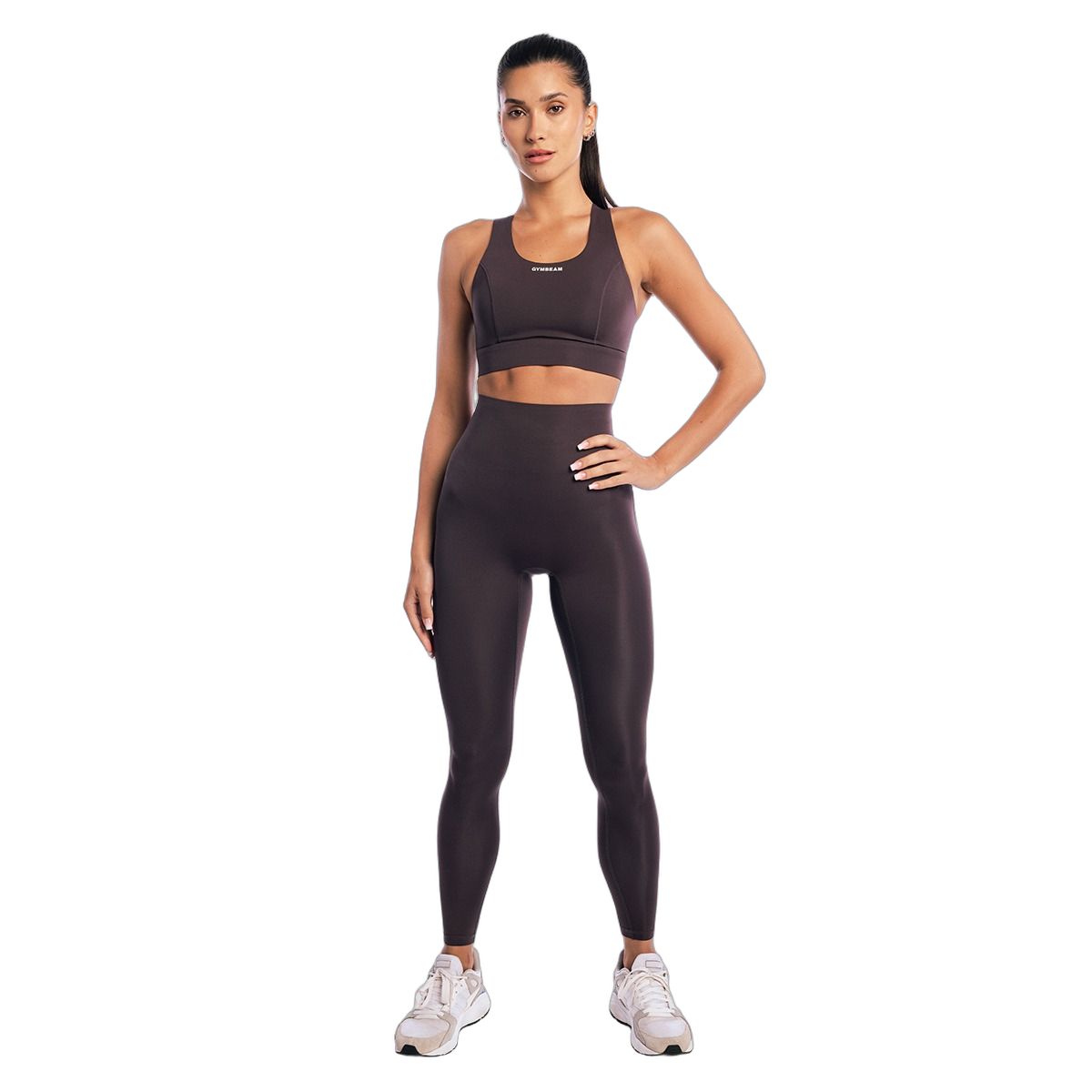 Vorderansicht einer Frau in braunen Damen-Leggings mit hohem Bund.