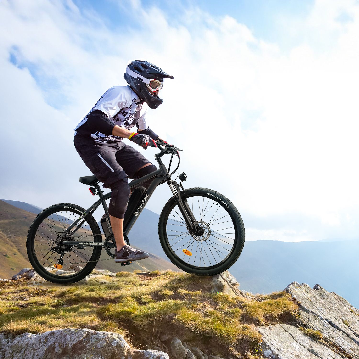 Person fährt auf einem schwarzen E-Bike auf einem Berg. Das Fahrrad hat schwarze Reifen und einen schwarzen Rahmen. Der Fahrer trägt einen Helm.