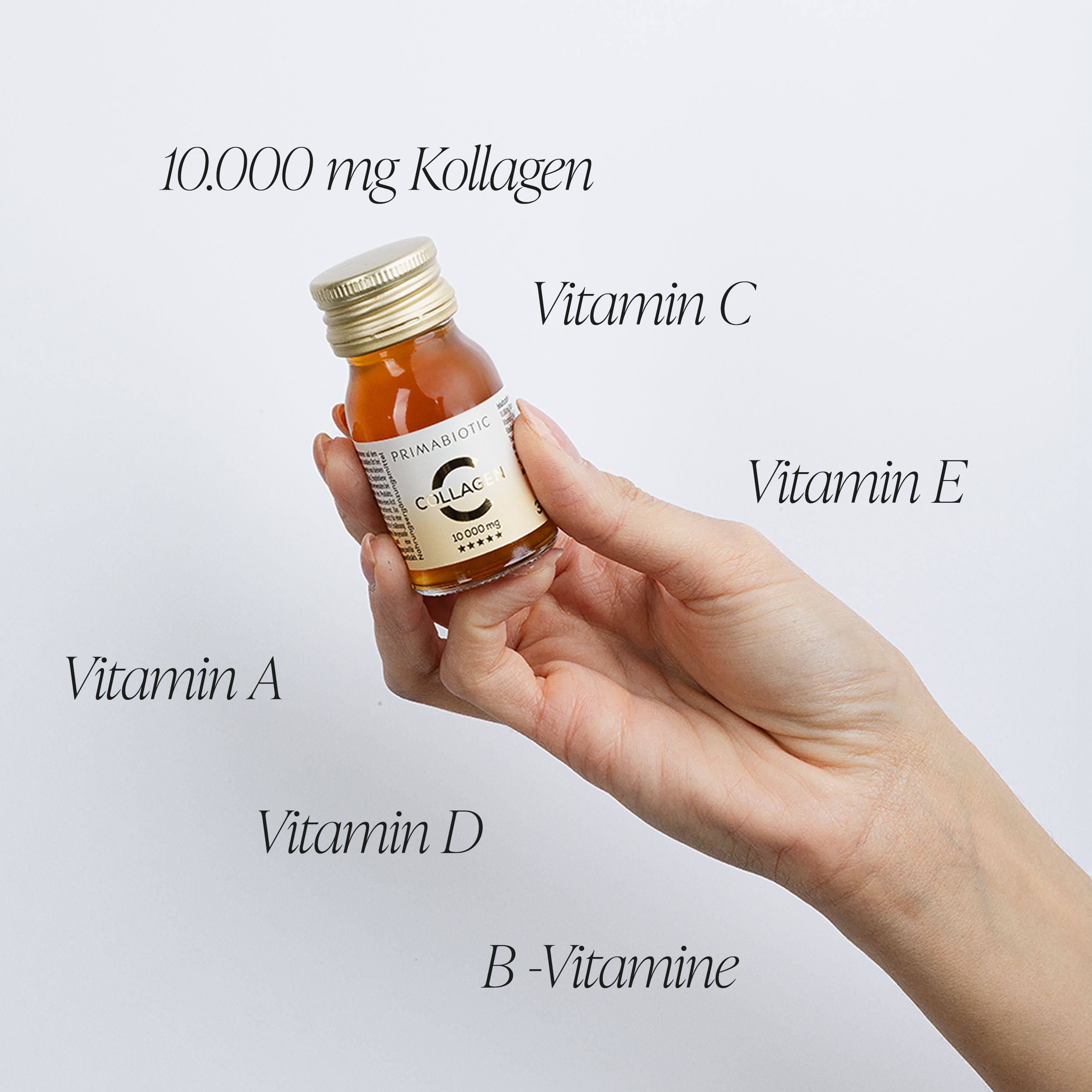 Flasche Primabiotic Collagen. Text: 10.000 mg Kollagen, Vitamin C, E, A, D, B-Vitamine. Hand hält die Flasche.