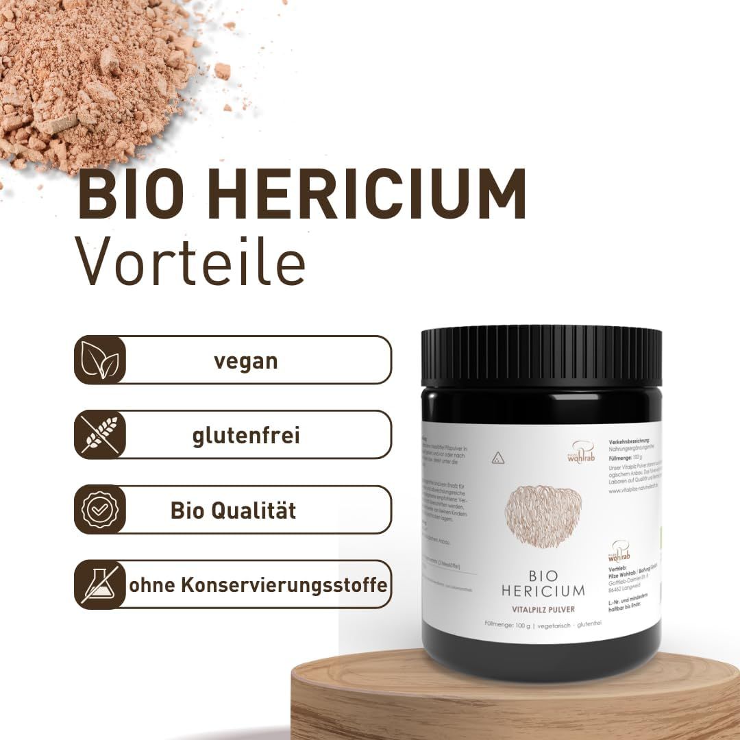 BIO Hericium Vitalpilz Pulver auf Holzsockel. Text: vegan, glutenfrei, Bio Qualität, ohne Konservierungsstoffe.