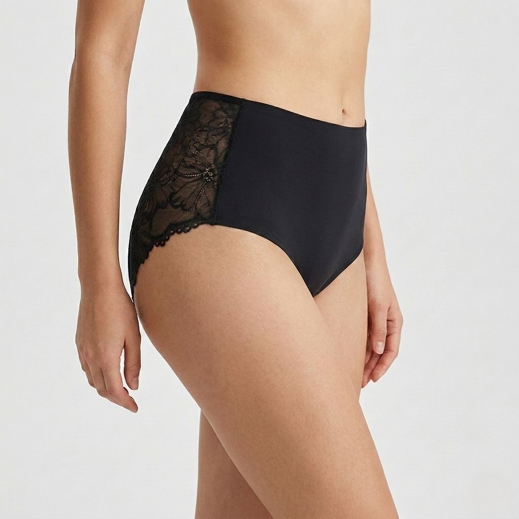 Schwarze Periodenunterhose mit hohem Bund und Spitze an den Seiten. Seitenansicht, Frau trägt Unterhose.
