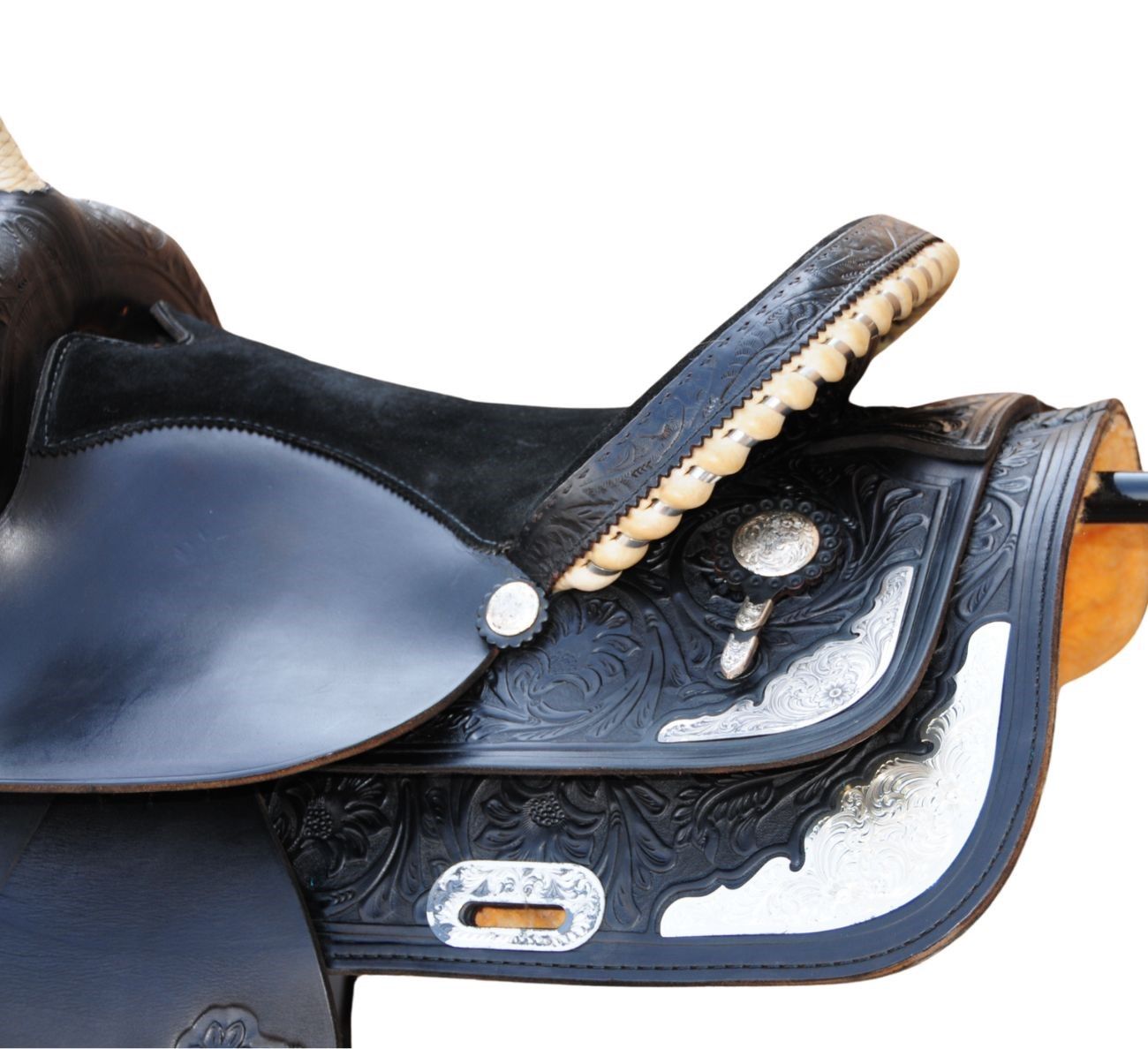 Schwarzer Westernsattel mit silbernen Verzierungen. Seitenansicht des Sattels.
