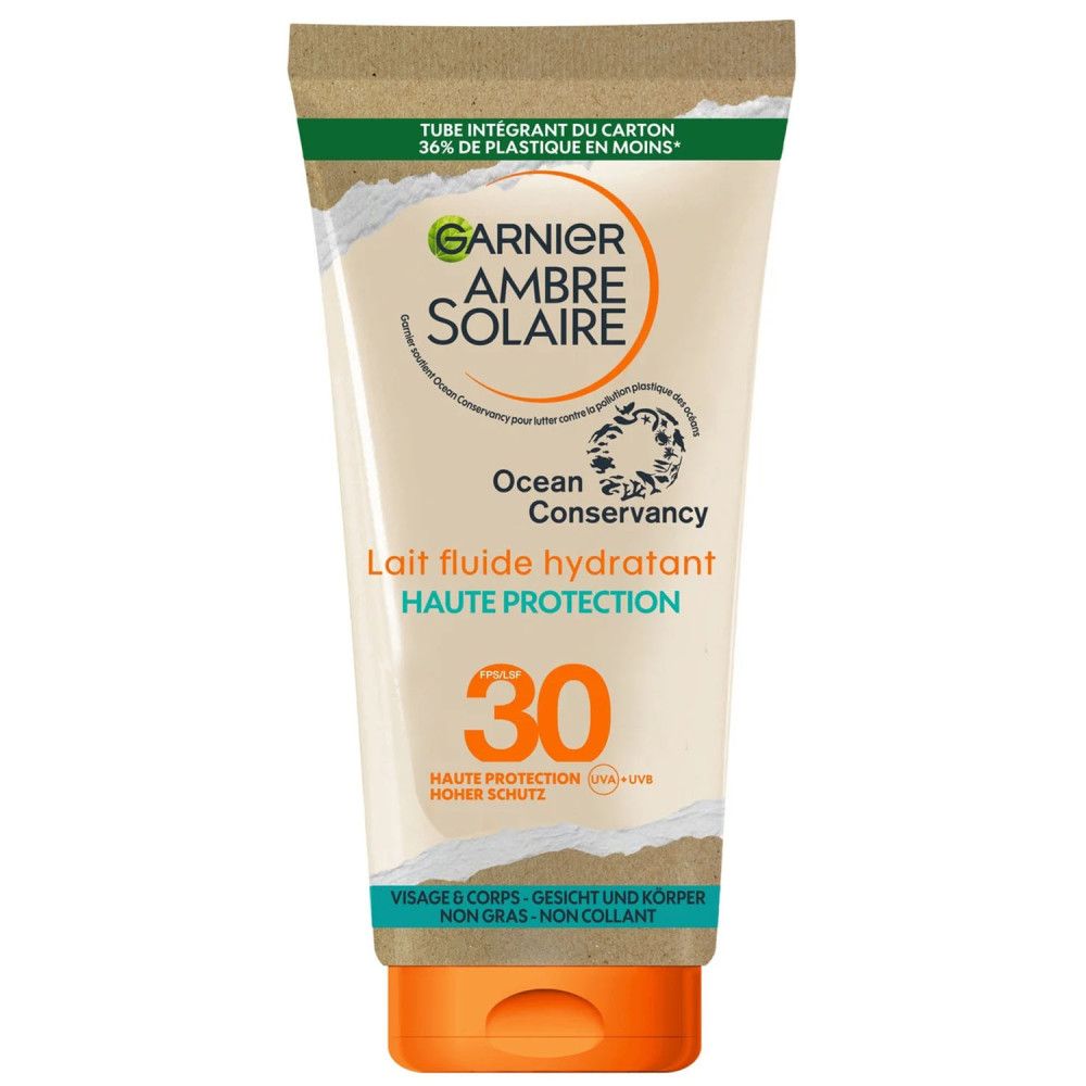 Sonnenmilch-Tube. Marke: Garnier Ambre Solaire. Hoher Schutz LSF30. Text: Lait fluide hydratant. Verpackung mit Kartonanteil.