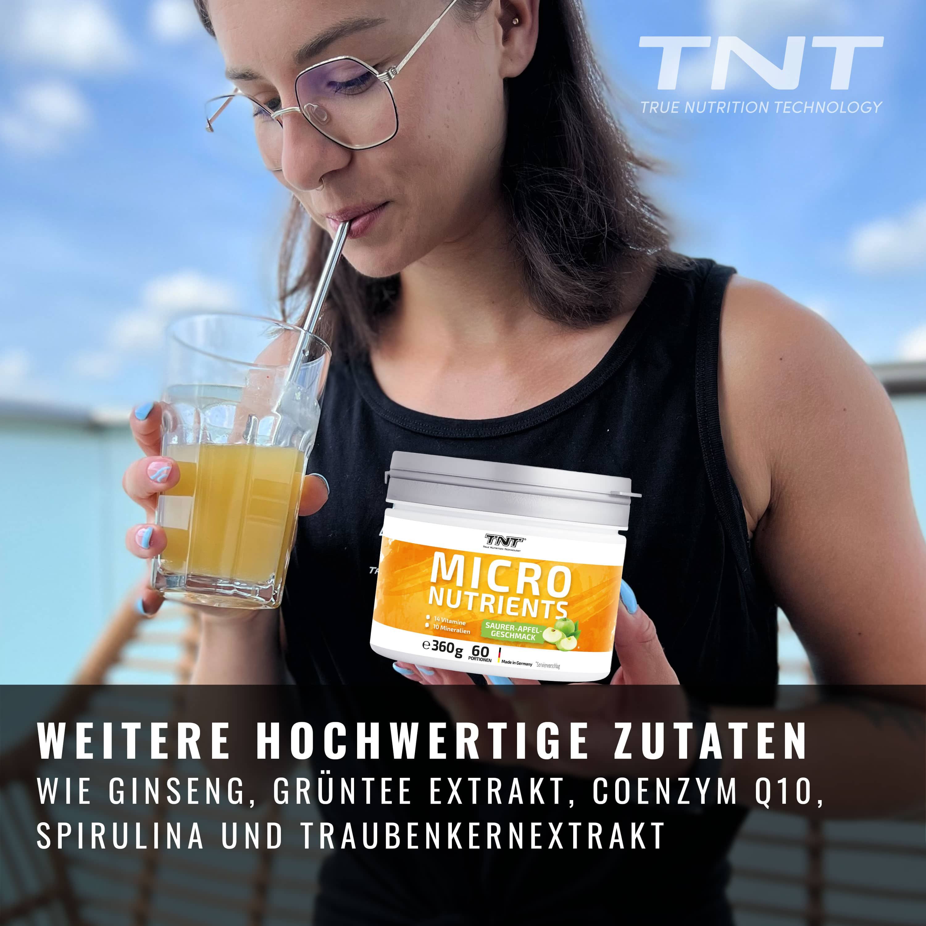 Frau trinkt Getränk mit TNT Micro Nutrients. Aufschrift: MICRO NUTRIENTS, 14 Vitamine, 10 Mineralien, 360g, 60 Portionen. Text: WEITERE ZUTATEN.