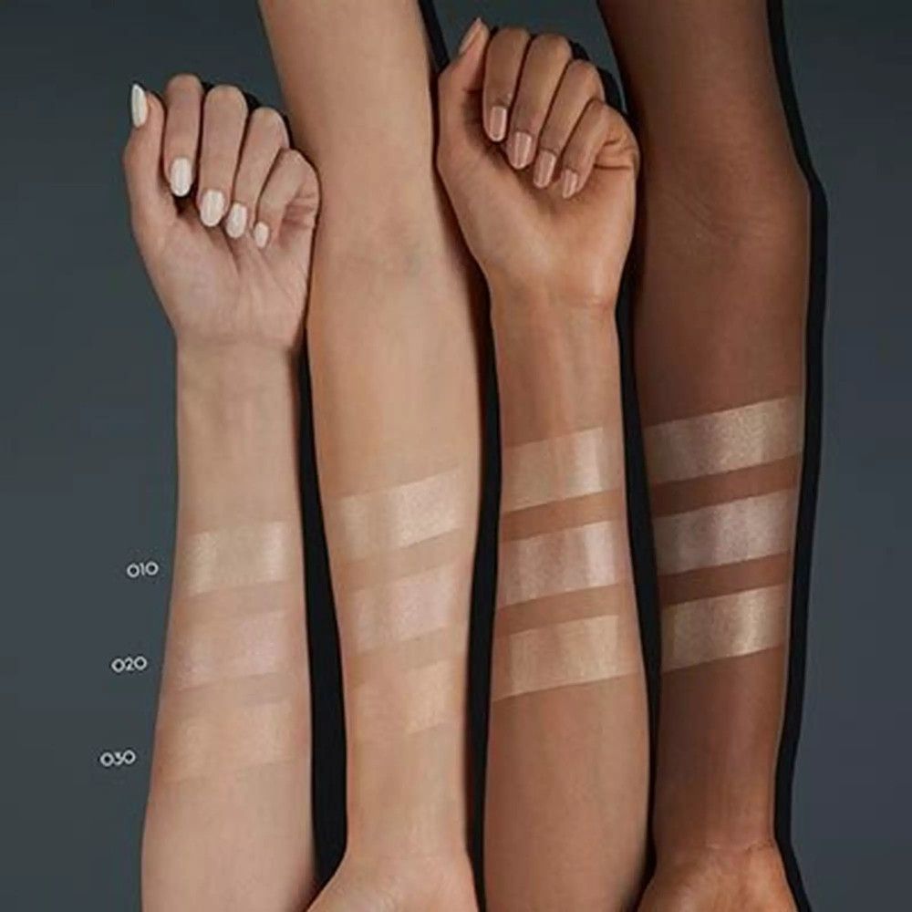 Arme mit Highlighter-Swatches in verschiedenen Hauttönen. Drei Streifen pro Arm. Beschriftung: 010, 020, 030.